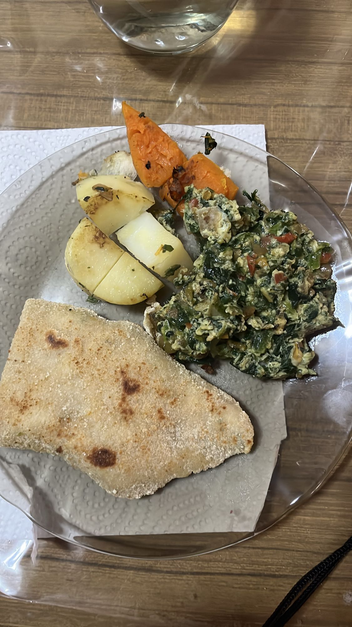 Plato con vegetales y pan