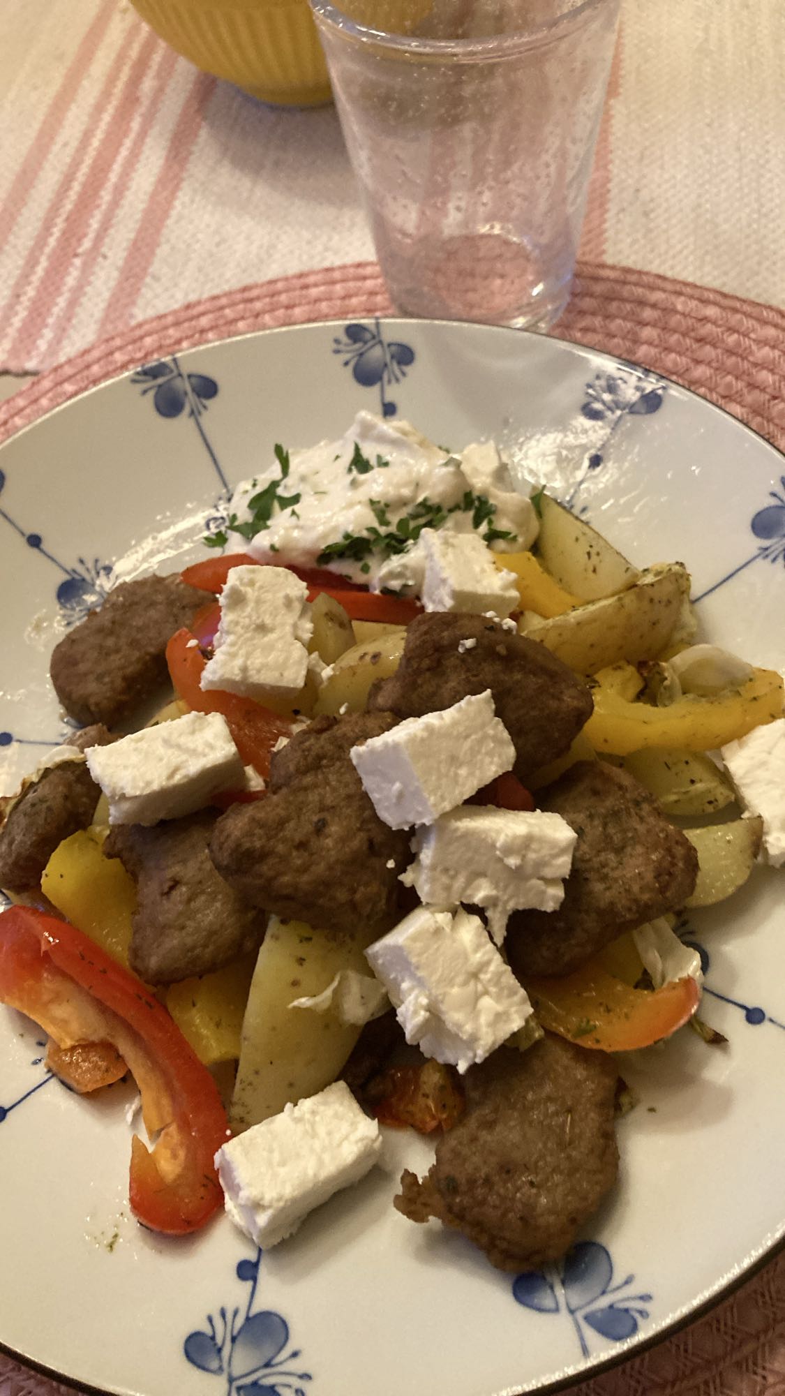 Köttbullar med grönsaker och feta