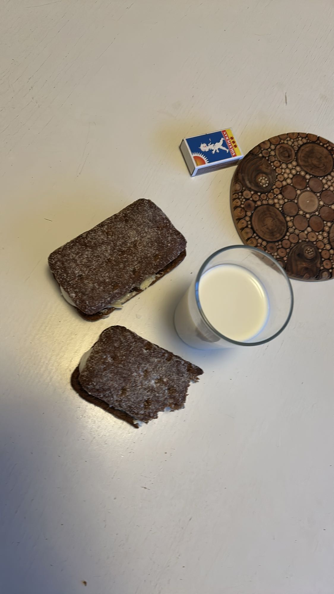 Grovt rågbröd med kokt ägg och mjölk