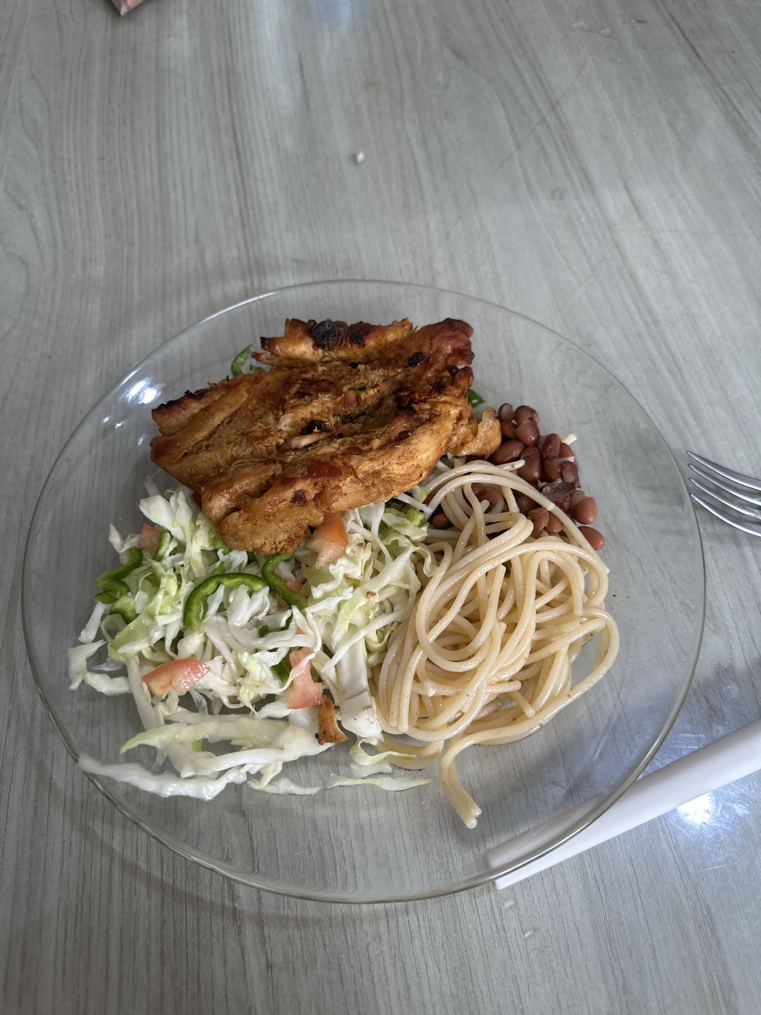 Frango com salada e macarrão