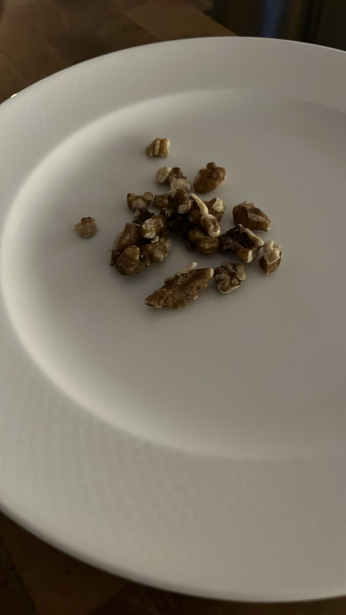 Valnötter på tallrik