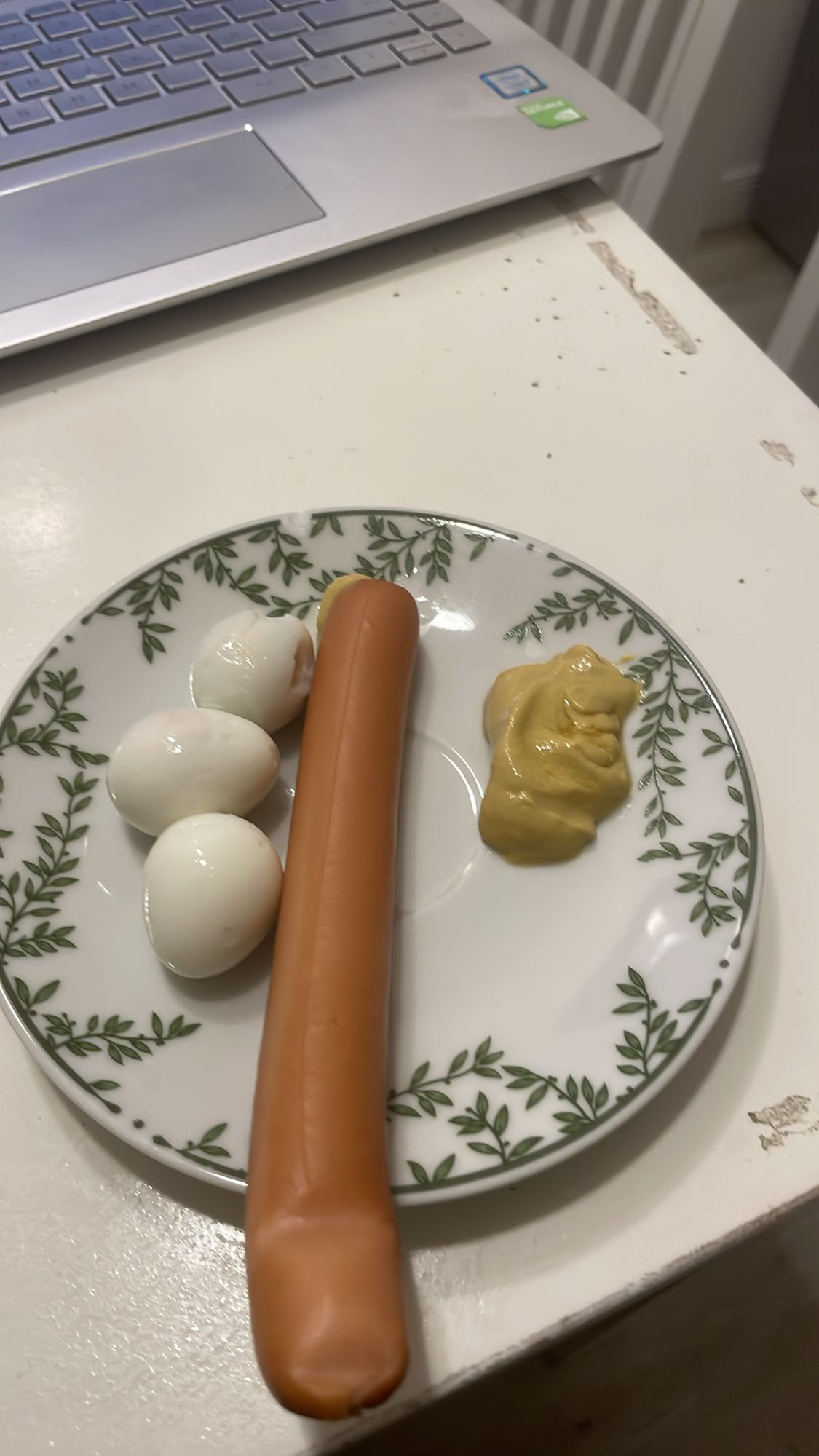 Ouă, crenvurst și muștar