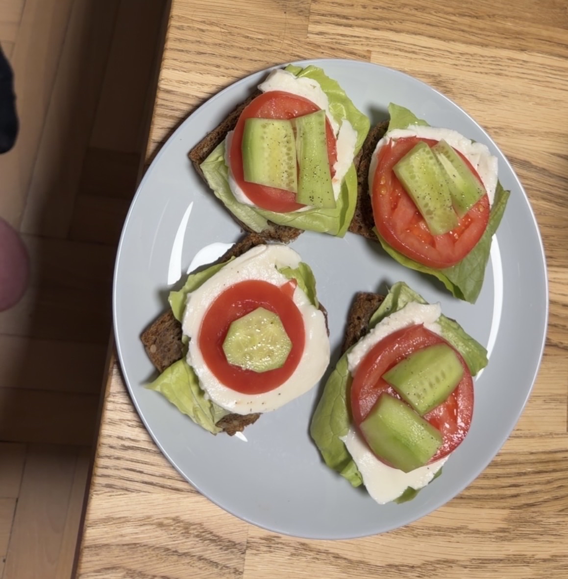 Kanapki z warzywami i serem