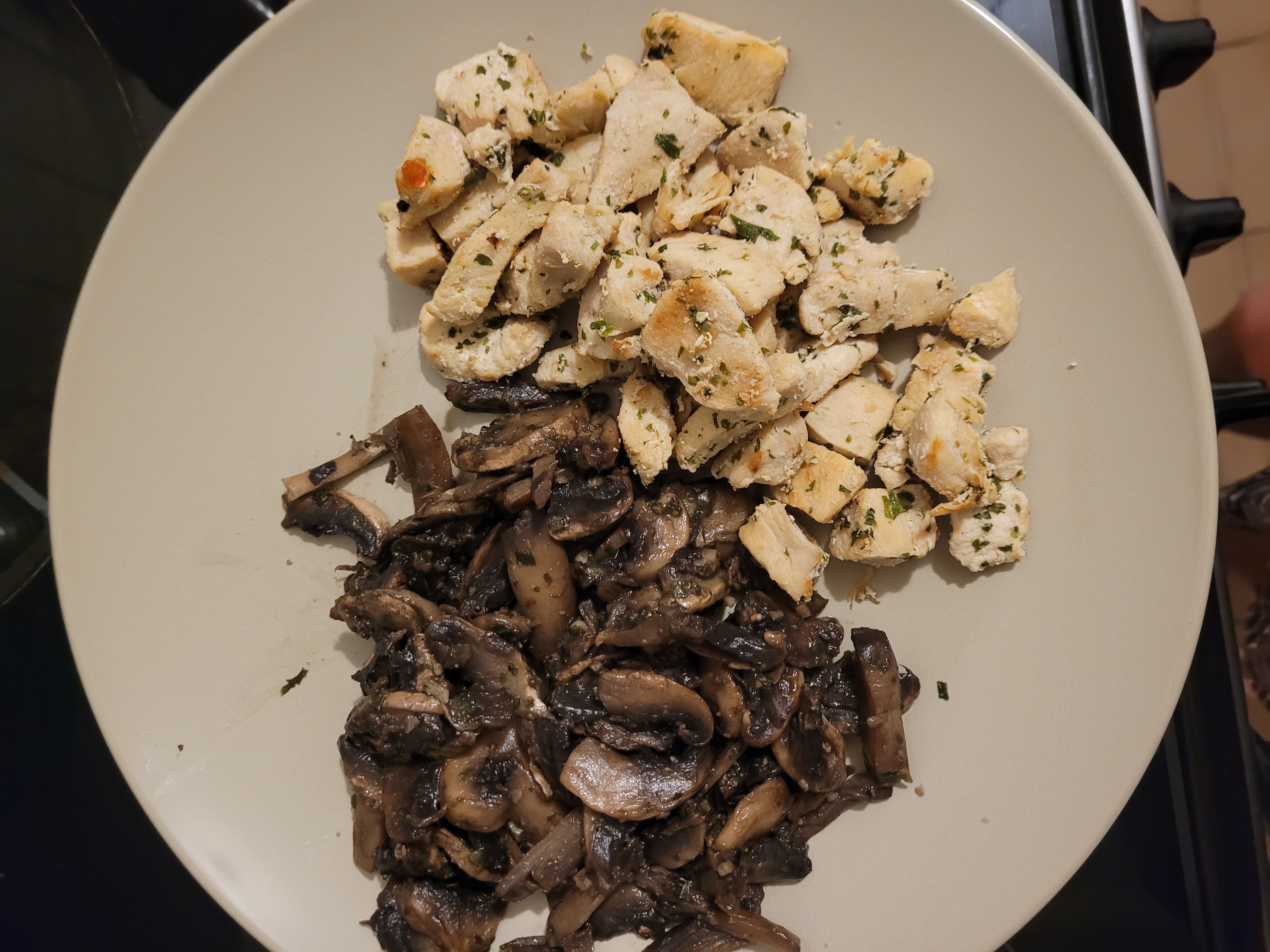 Poulet et champignons sautés
