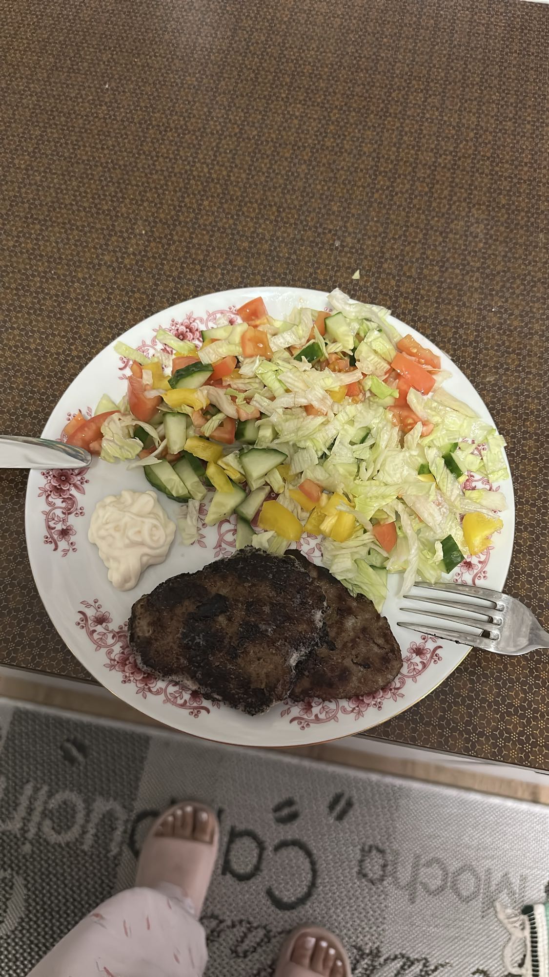 Köfte ve Salata Tabağı