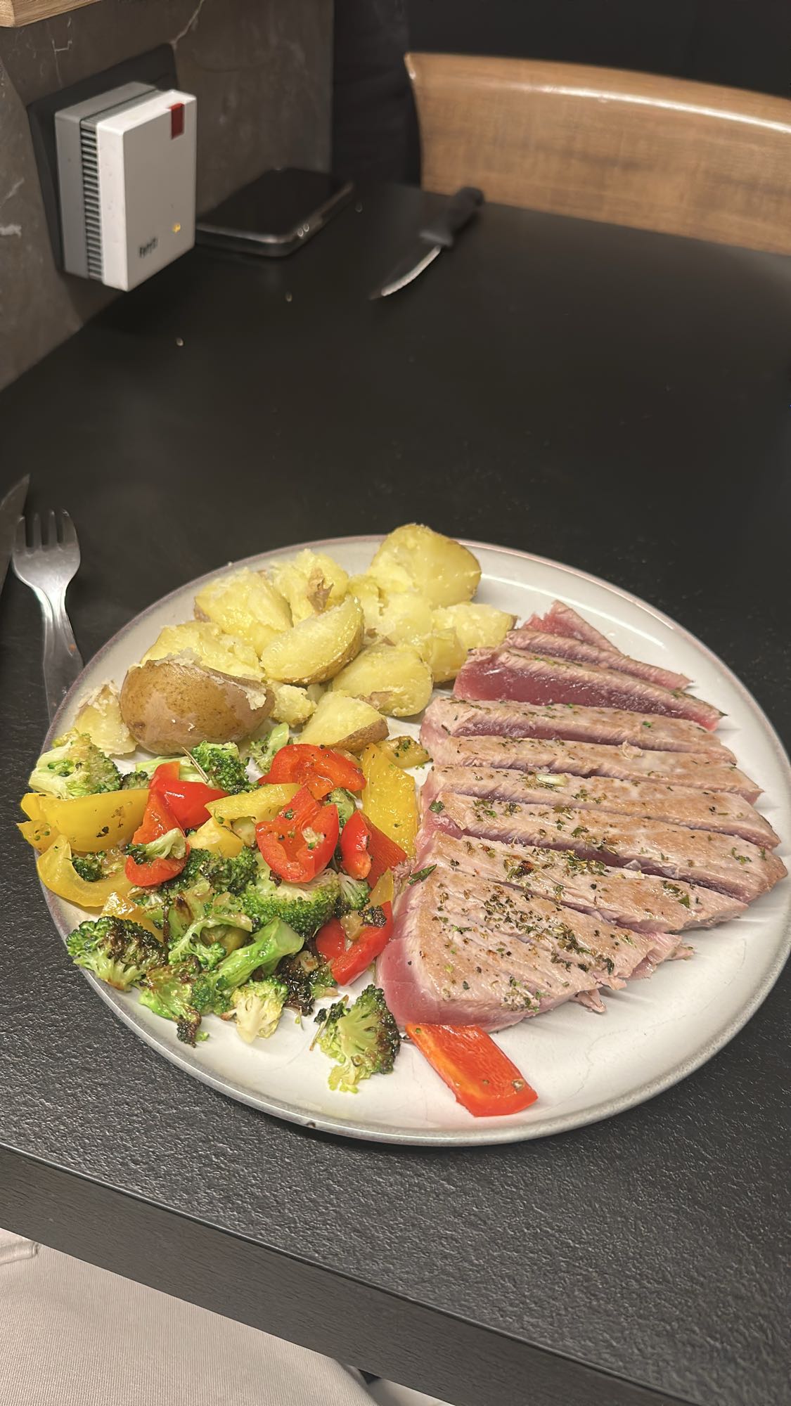 Tonbalığı, patates ve sebze tabağı