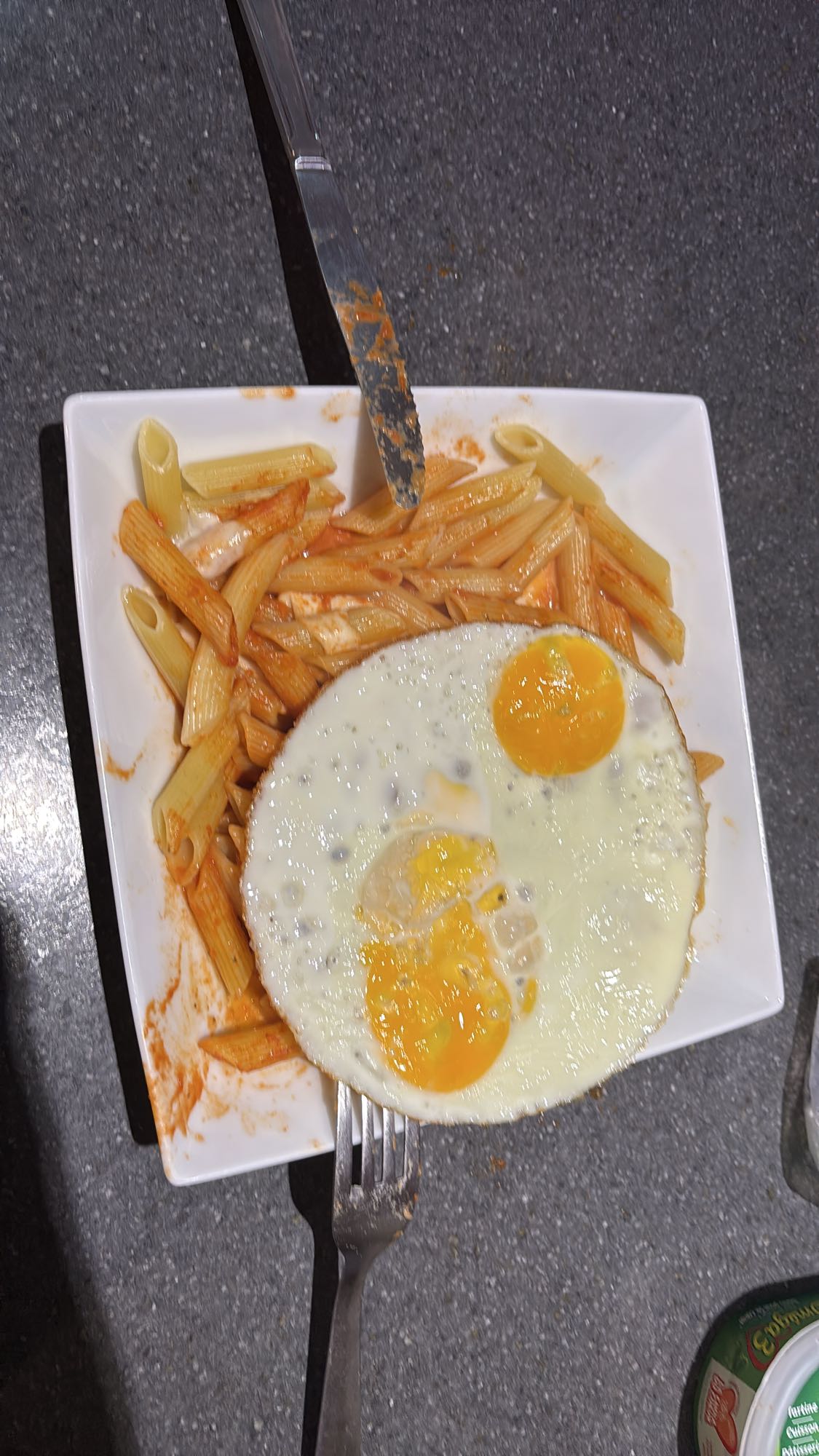 Pâtes et œufs au plat