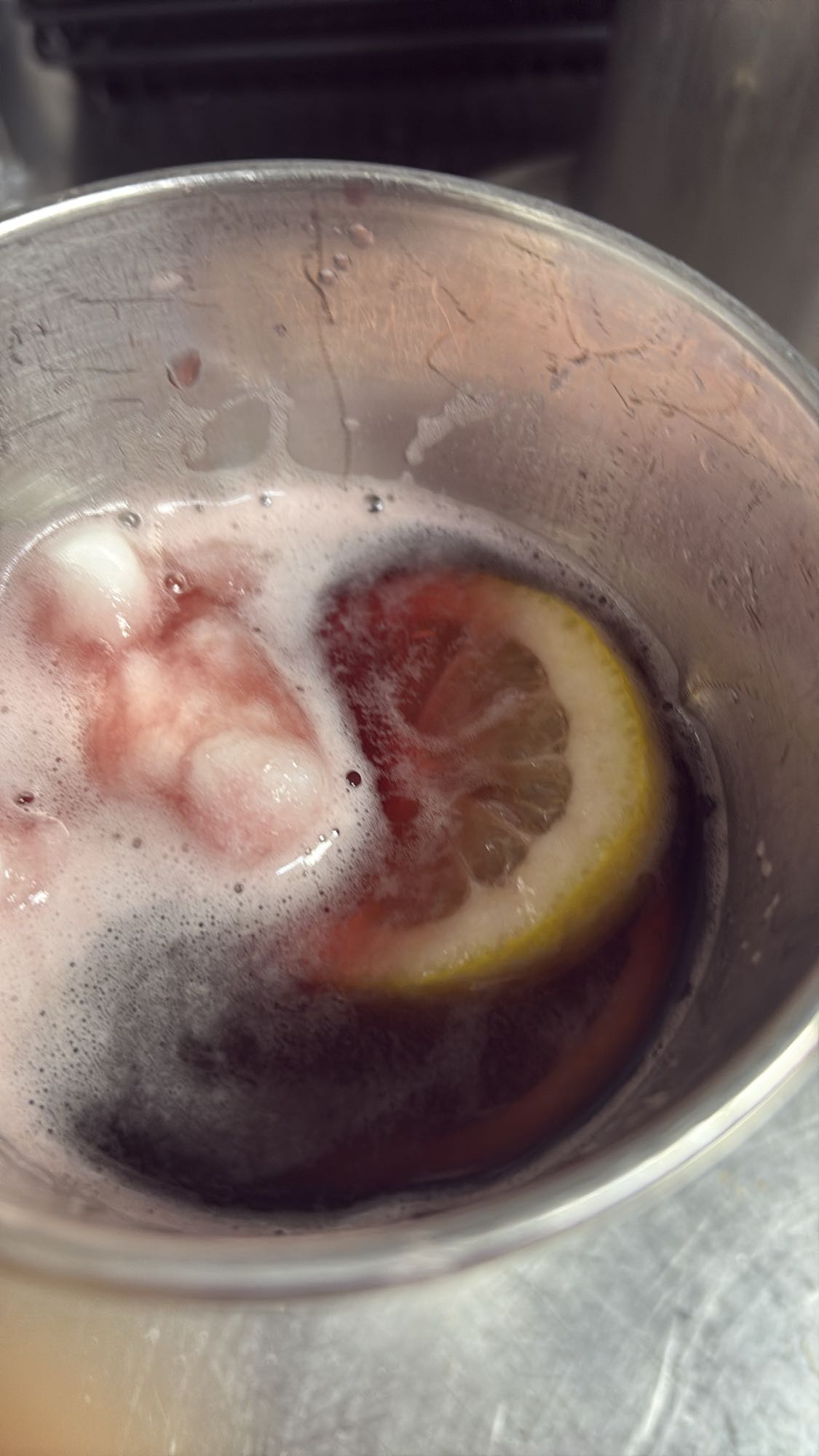 bebida de limón y frutos rojos