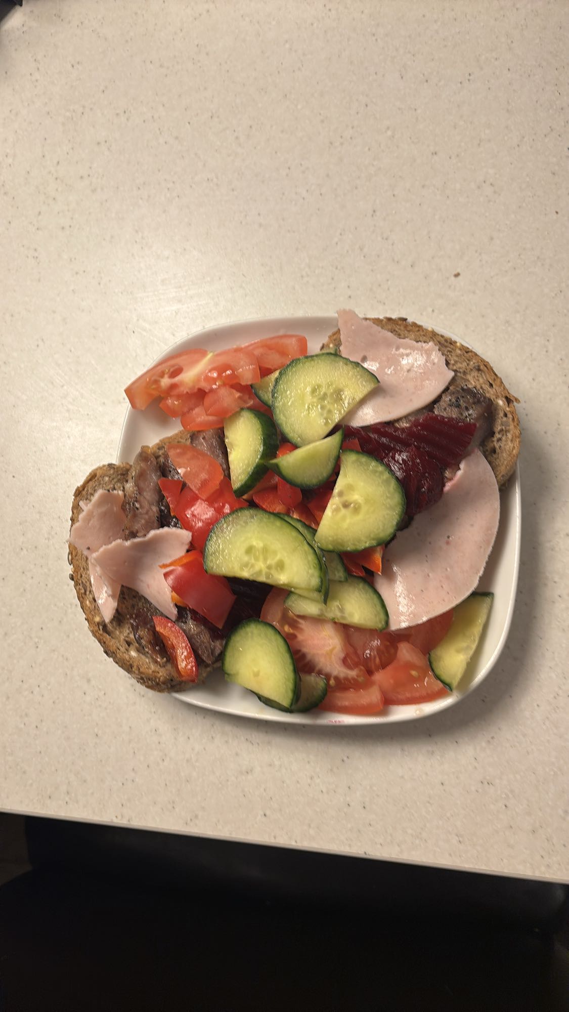 Brødskive med kyllingpålegg og grønnsaker