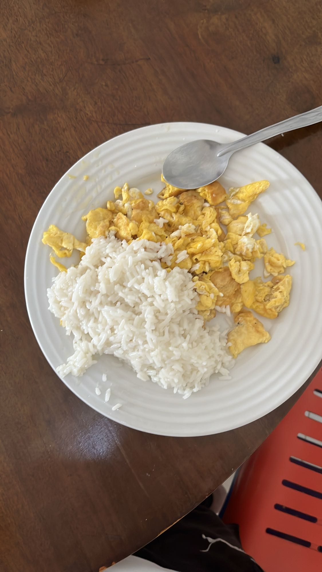 arroz con huevo revuelto