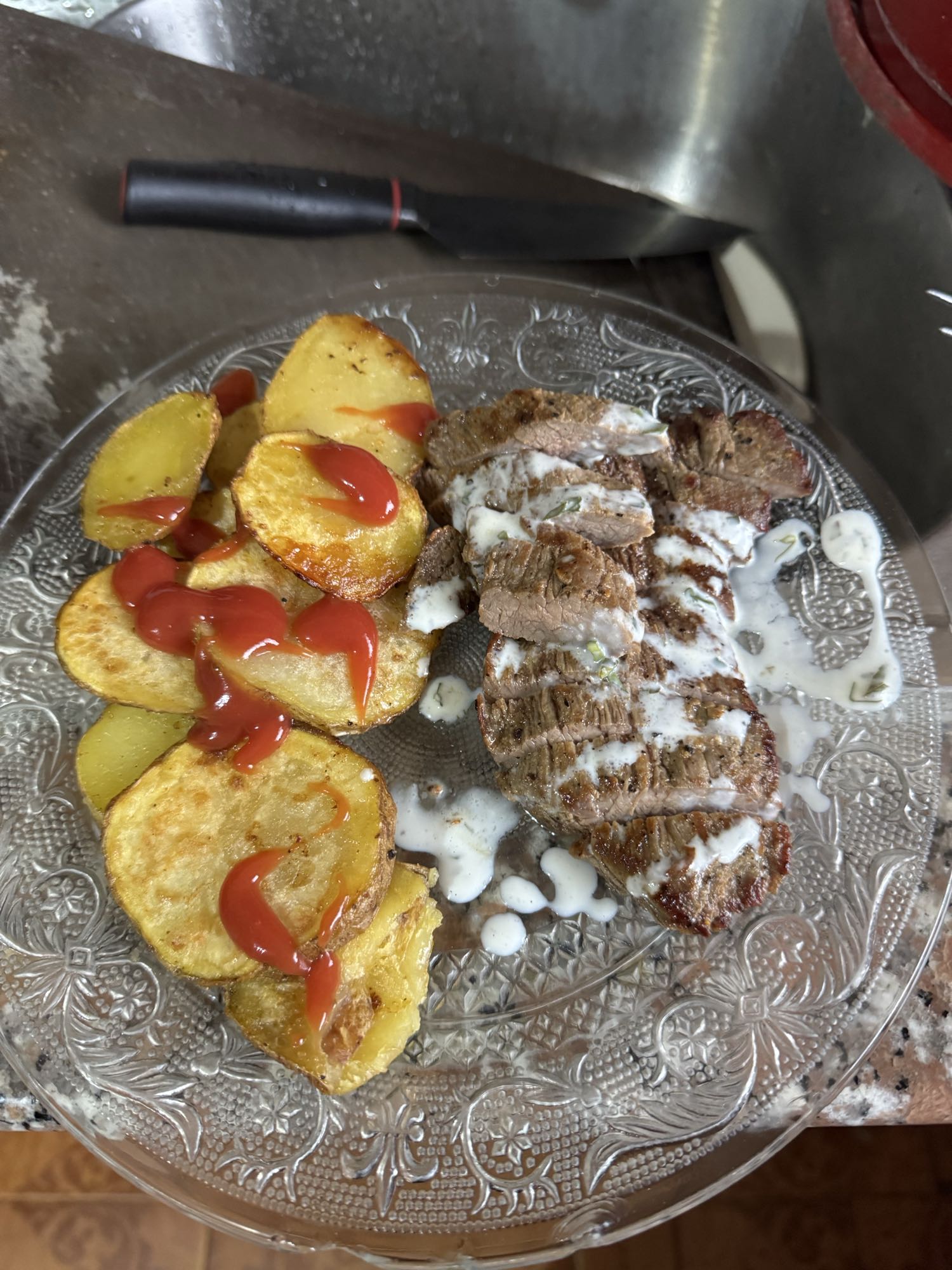 Filete de res con papa y salsas saludables