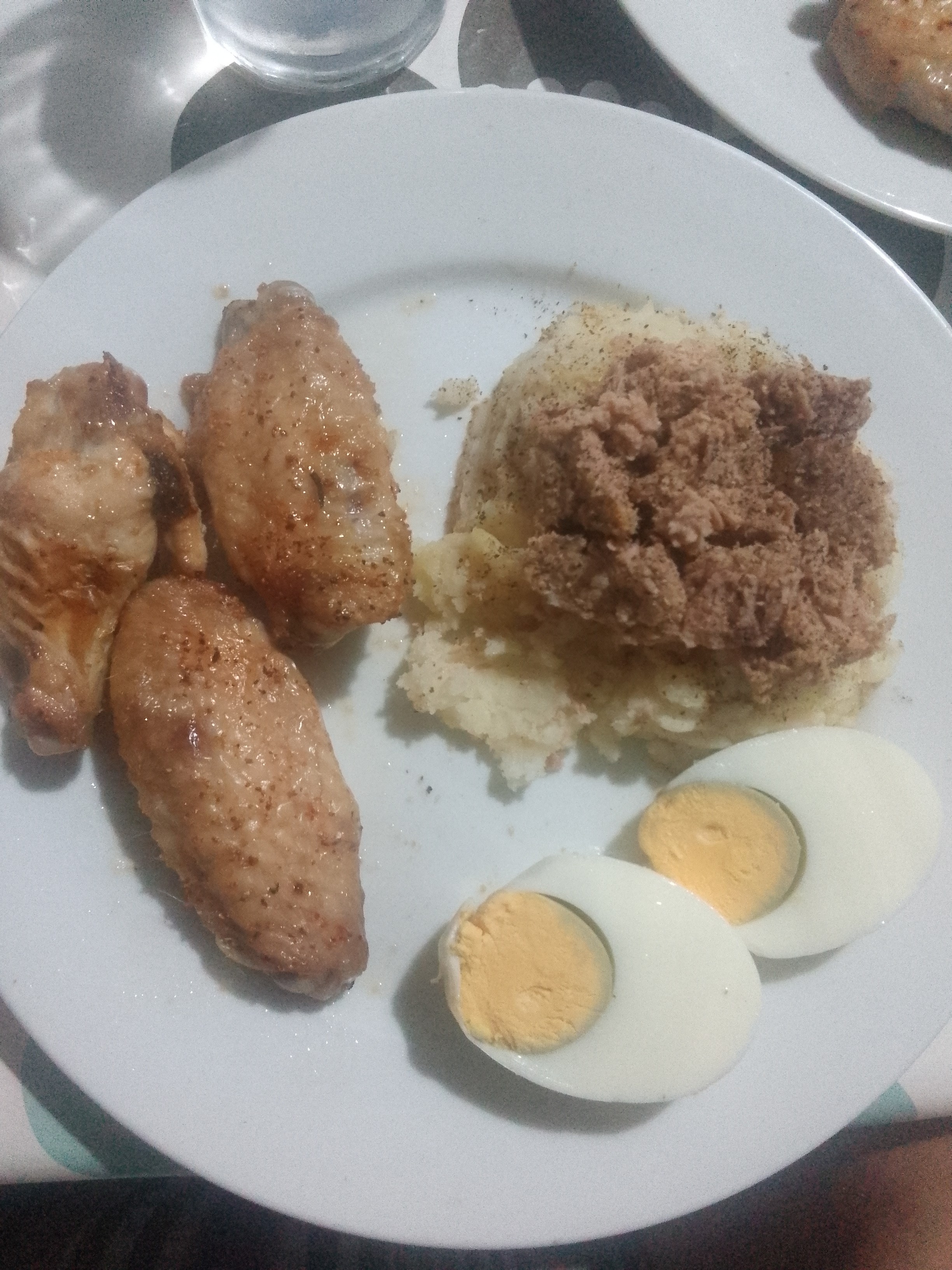 Pollo, puré, huevo y atún