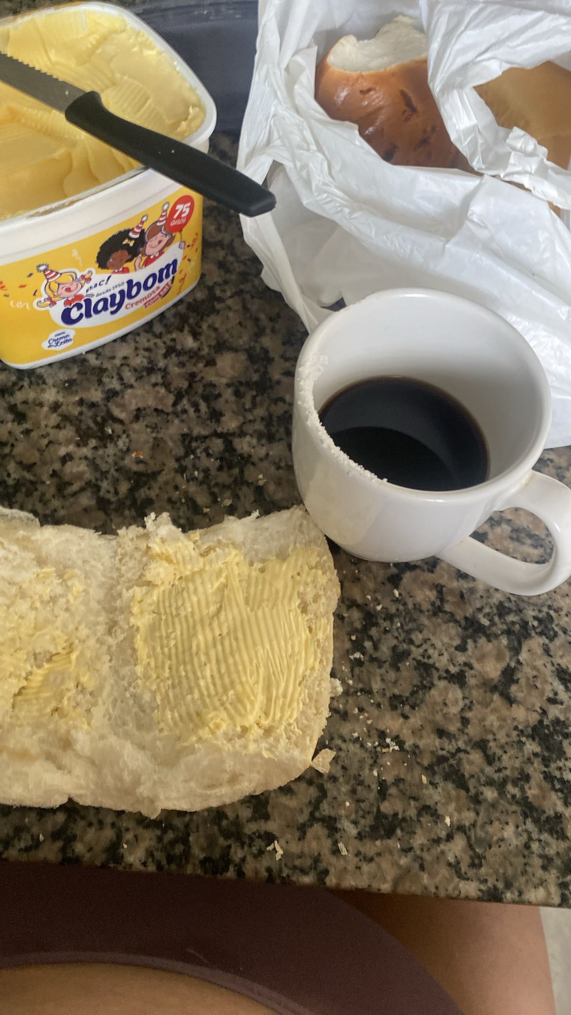 Pão com margarina e café