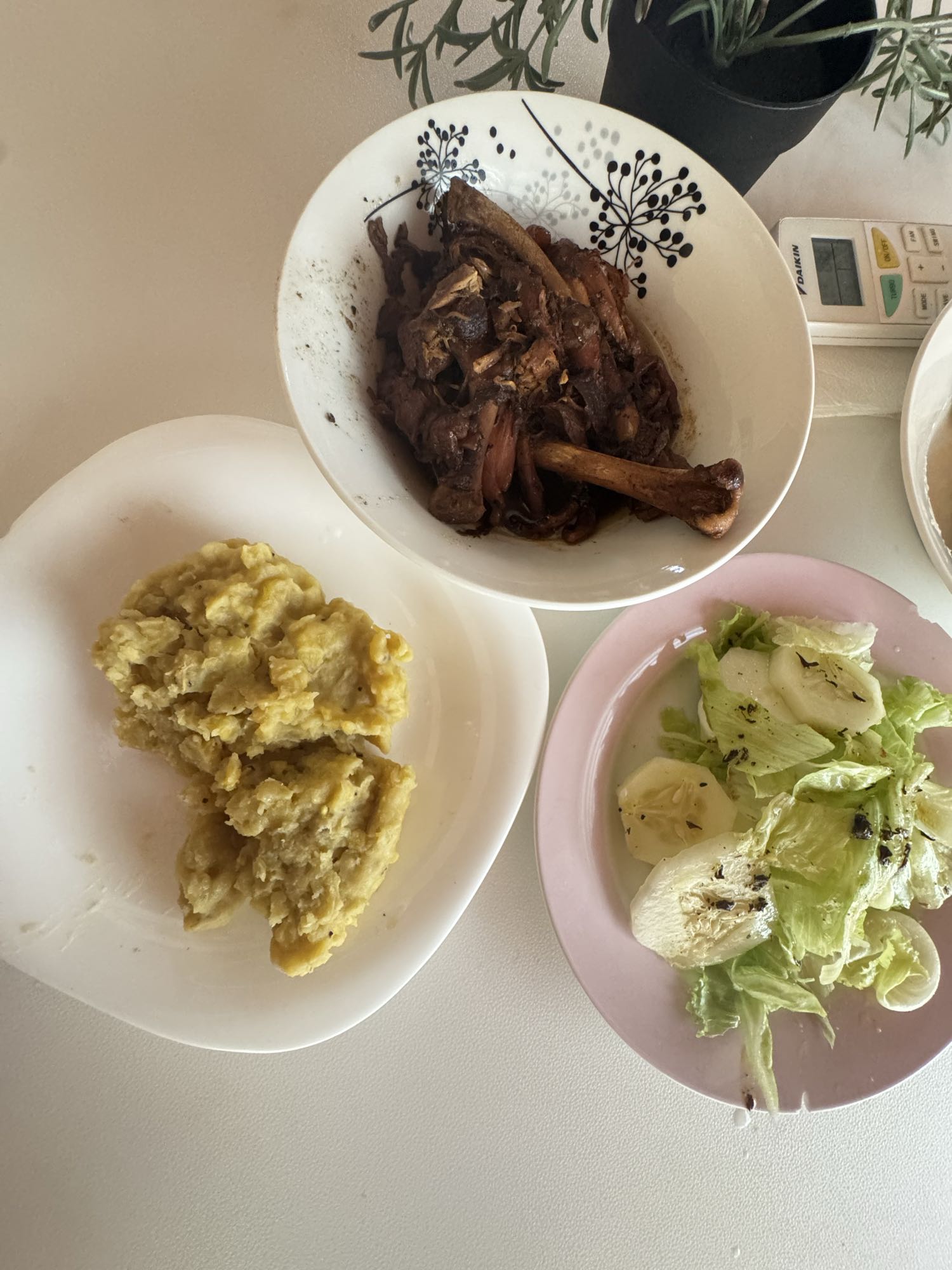 Carne con plátano y ensalada