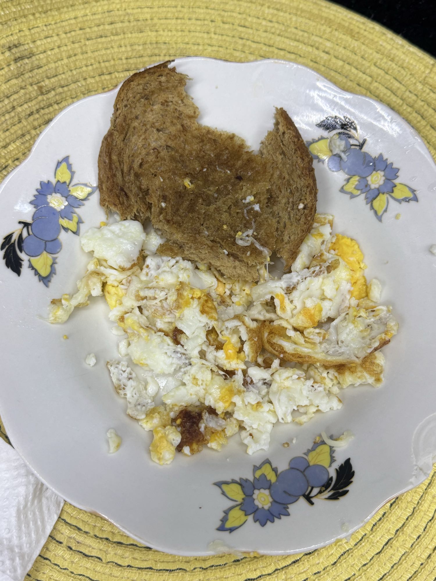 Huevos revueltos y pan