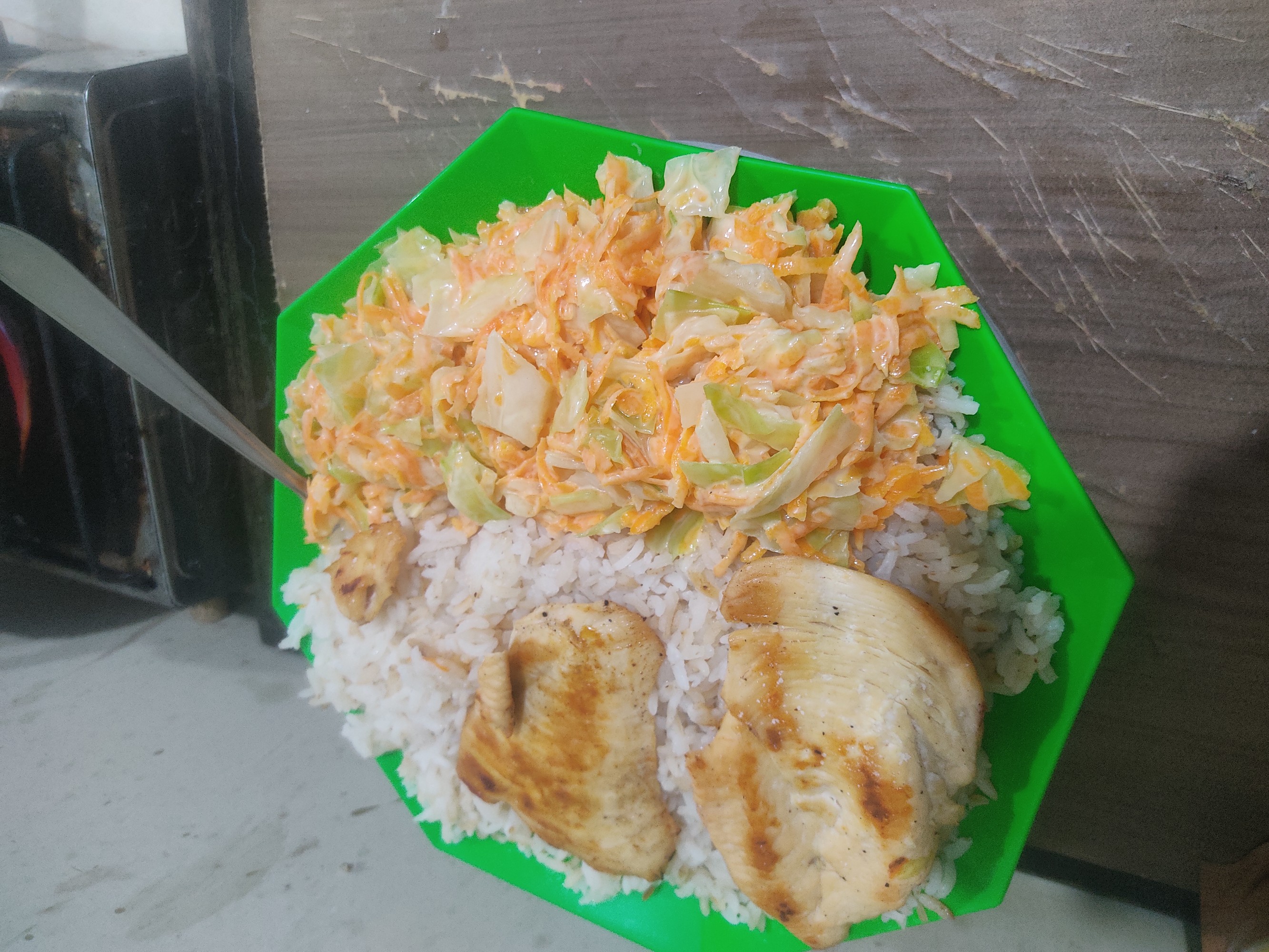 Pollo con arroz y ensalada