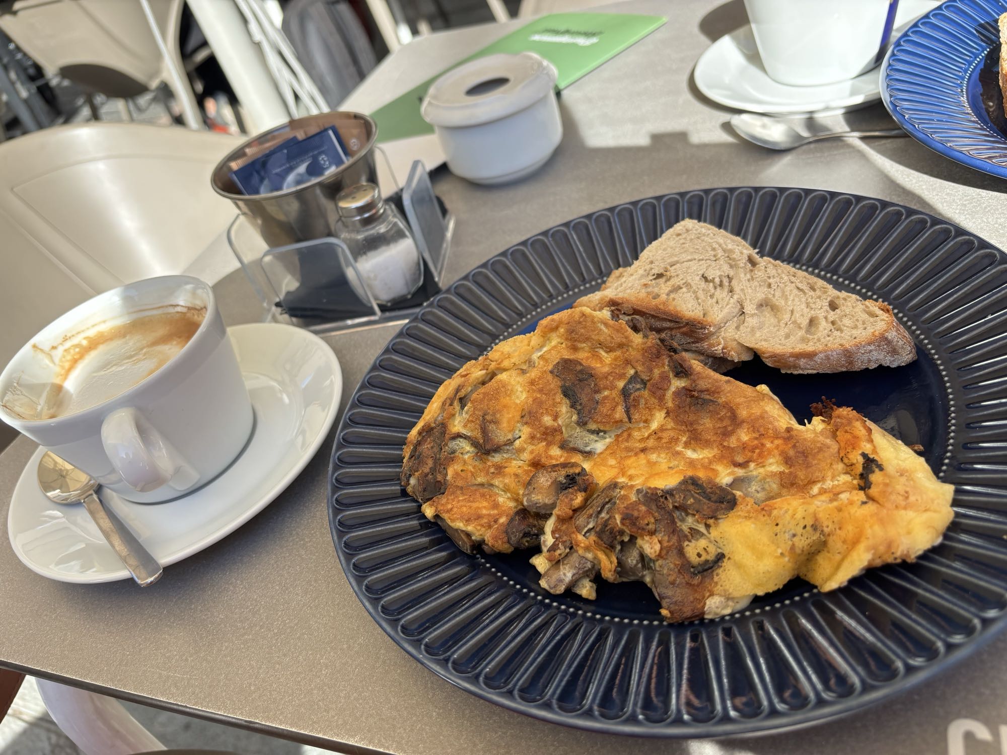 Omelett med bröd och kaffe