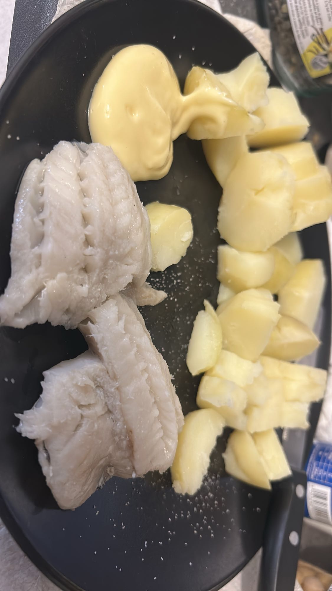 Poisson blanc avec pommes de terre et mayonnaise maison