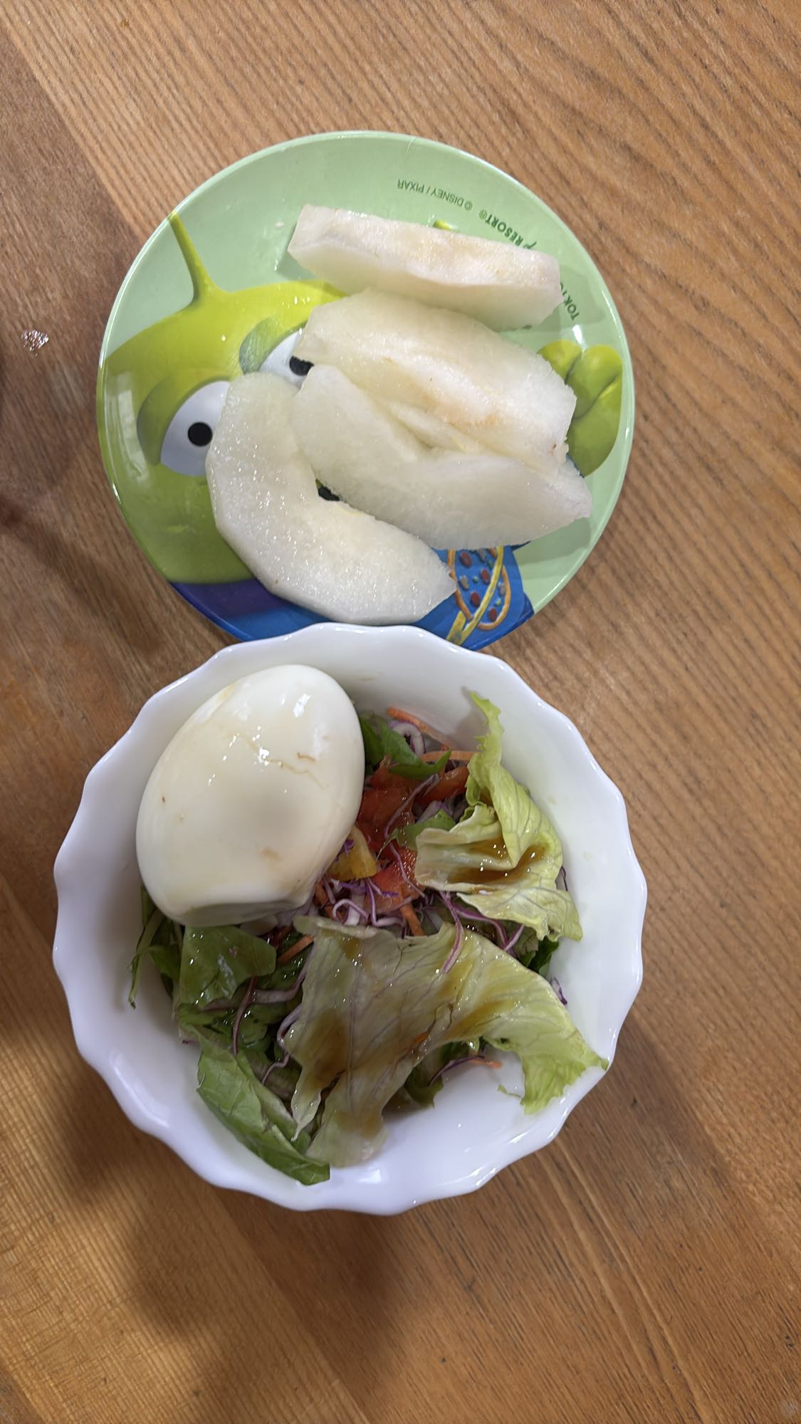ゆで卵サラダと梨