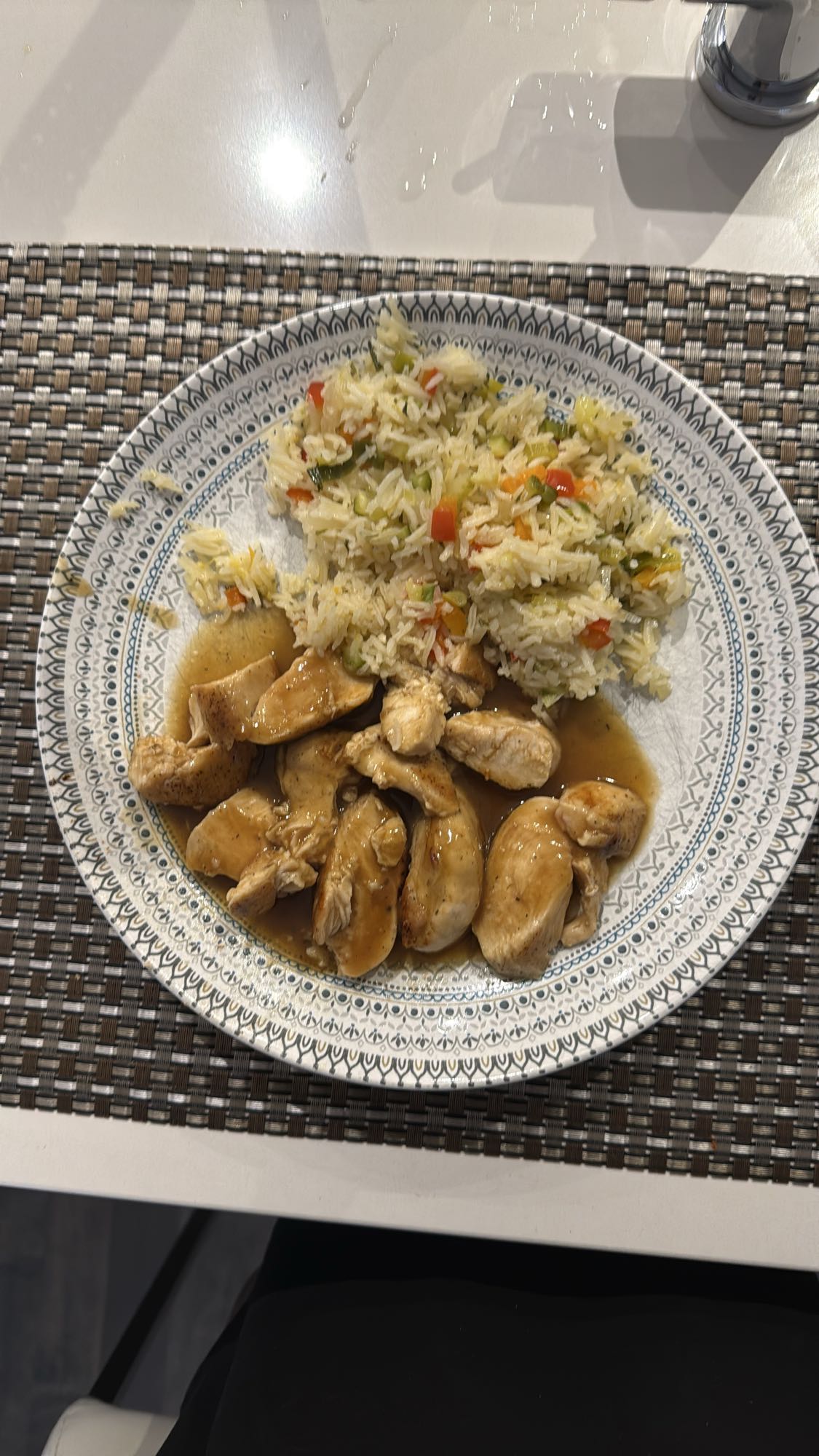 Poulet sauce et riz légumes