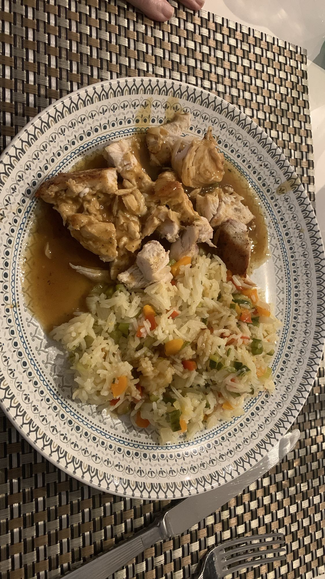 Poulet sauce et riz légumes