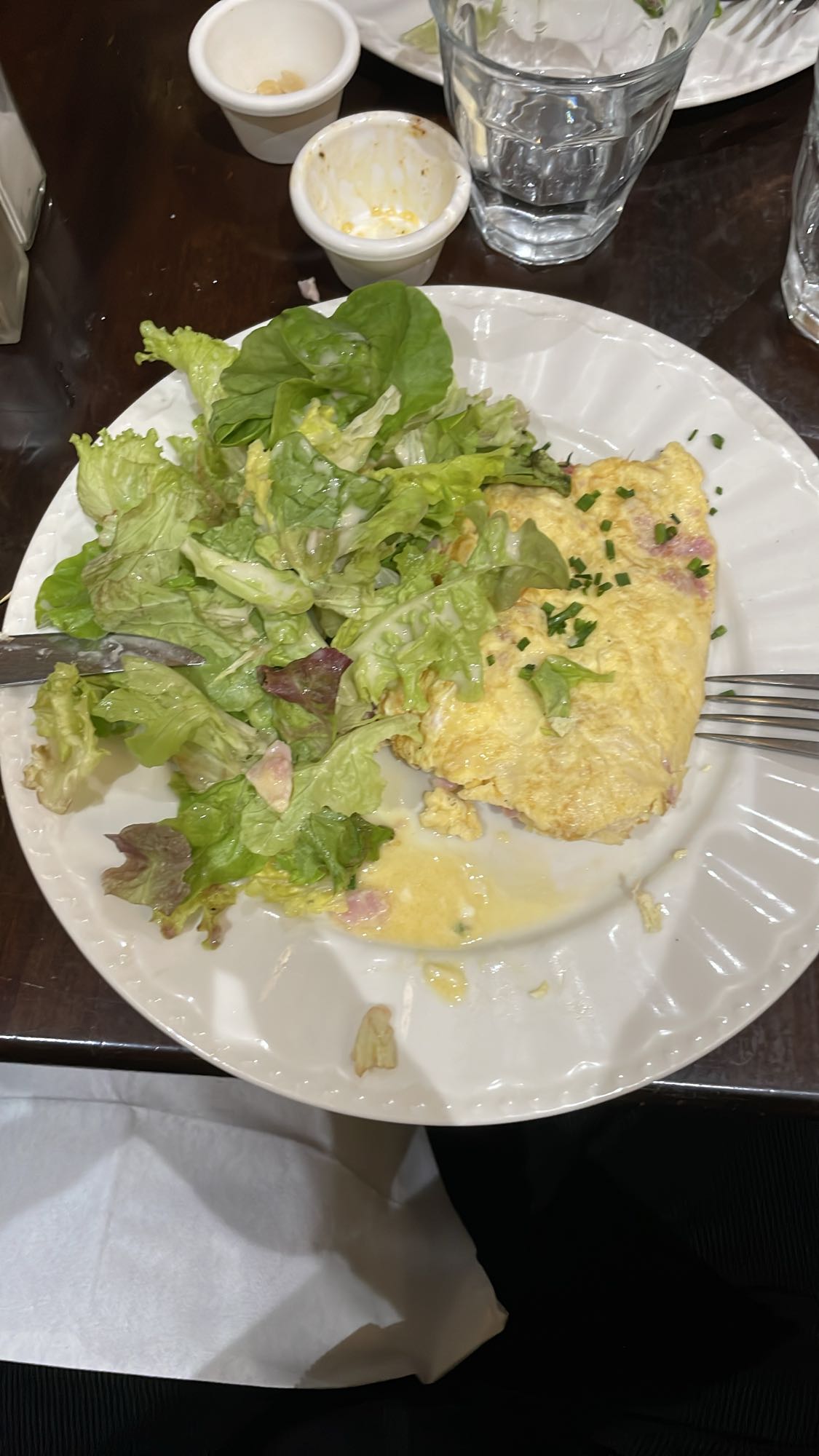 Omelette et salade verte