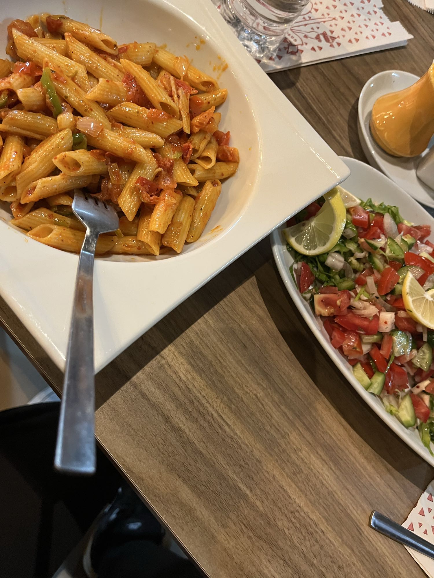 Domatesli makarna ve salata