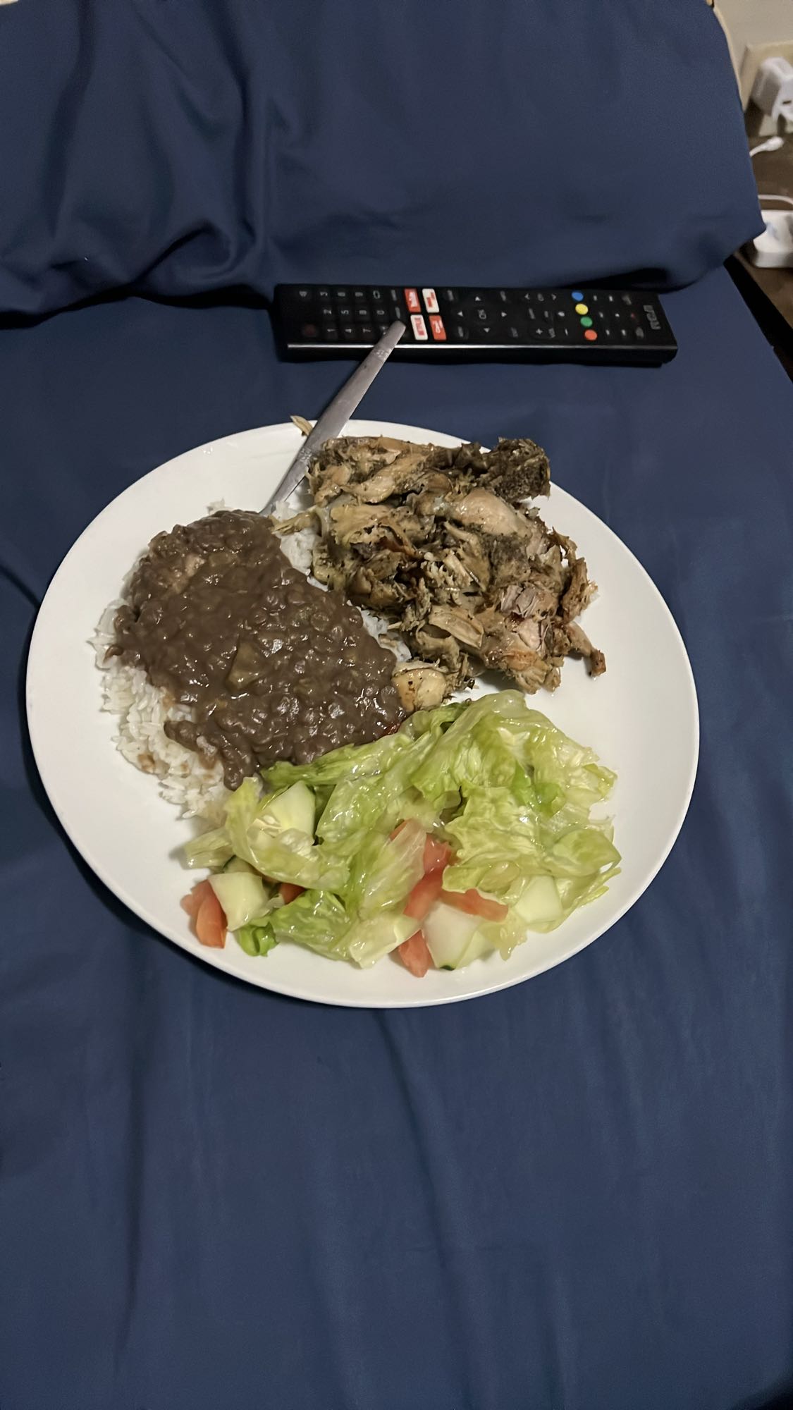 Pollo, arroz, frijoles y ensalada