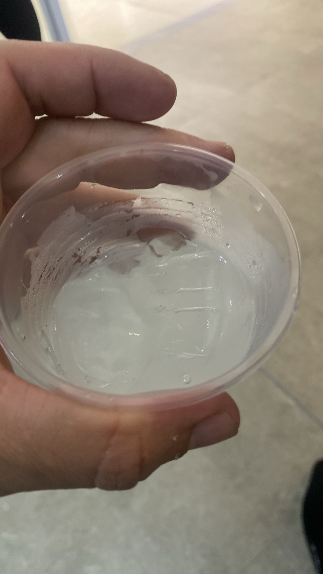 vaso de agua con hielo