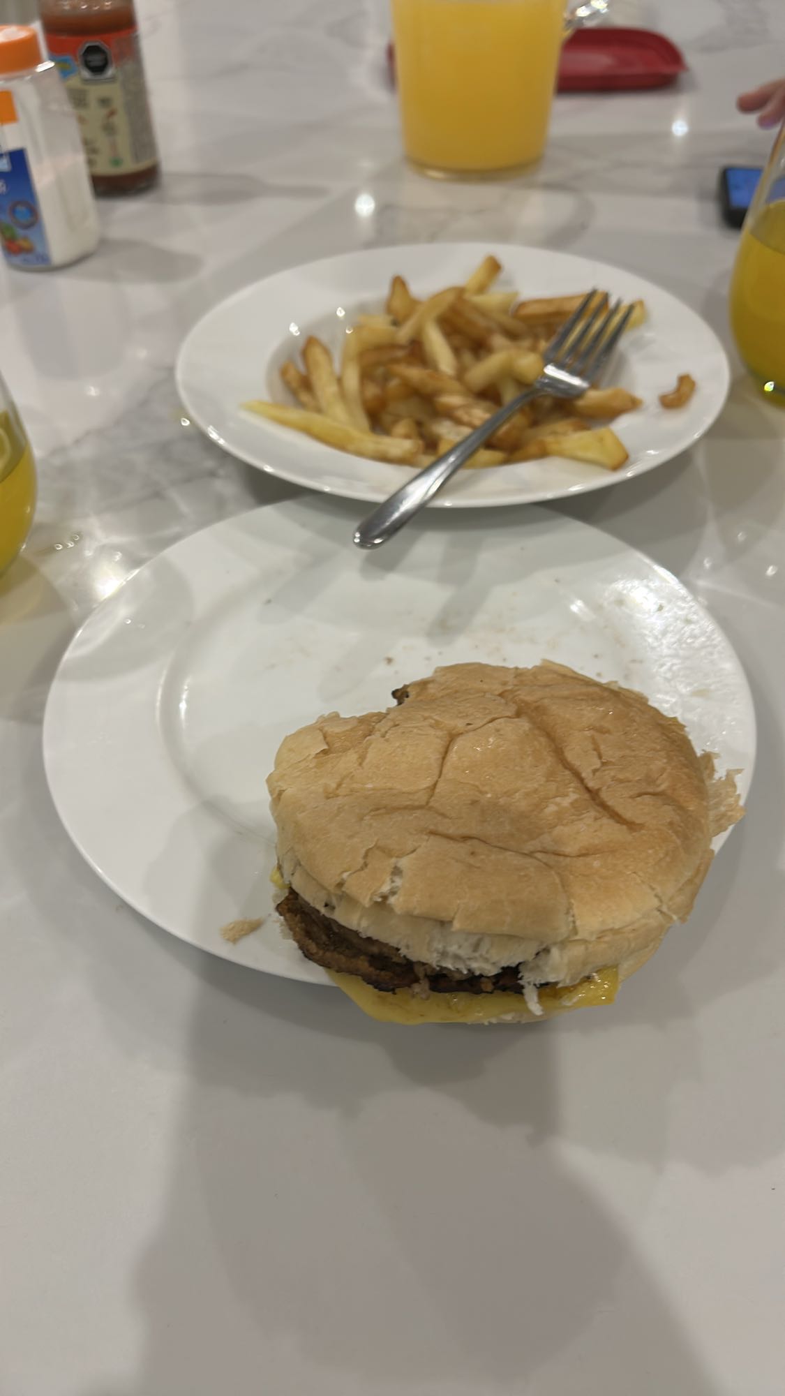 Hamburguesa con papas y jugo