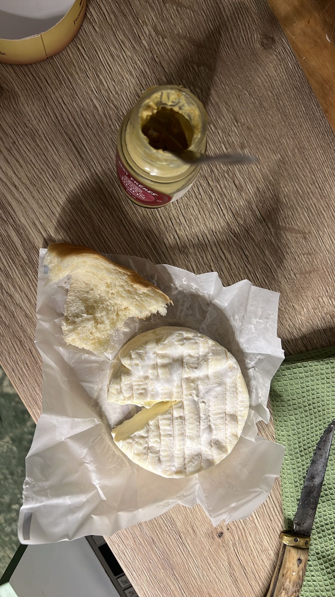 Brânză cu pâine și muștar