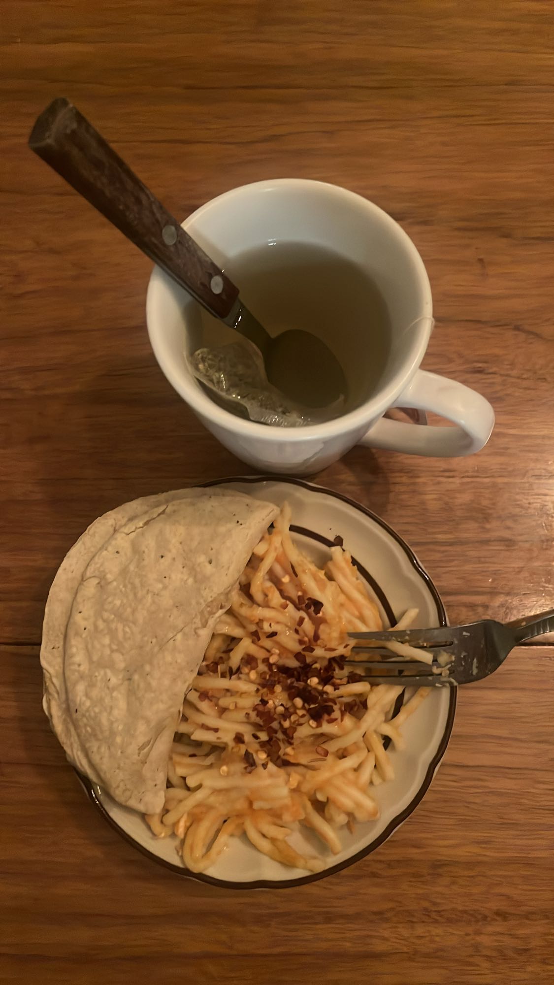Pasta con tortillas y té