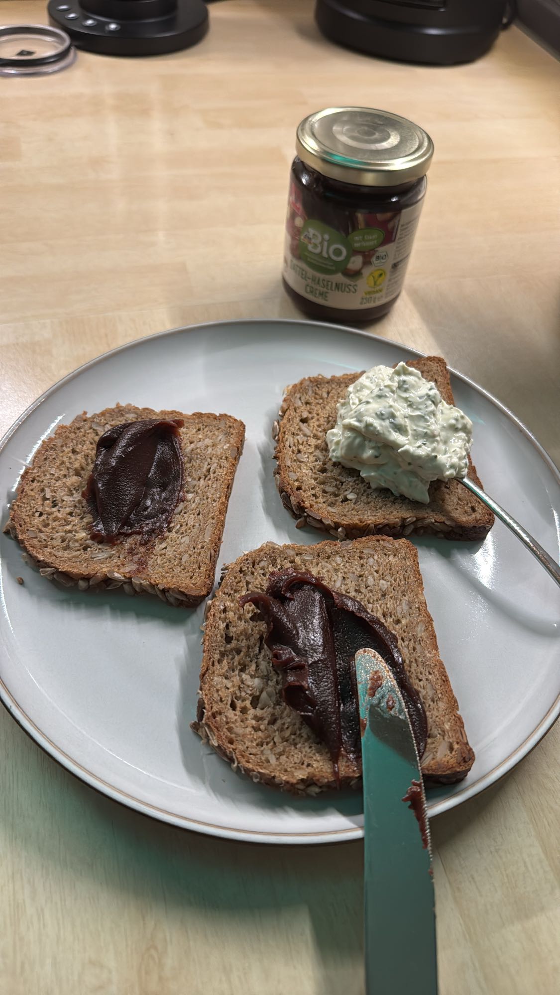 Vollkornbrot mit Dattel-Haselnusscreme und Frühlingsquark