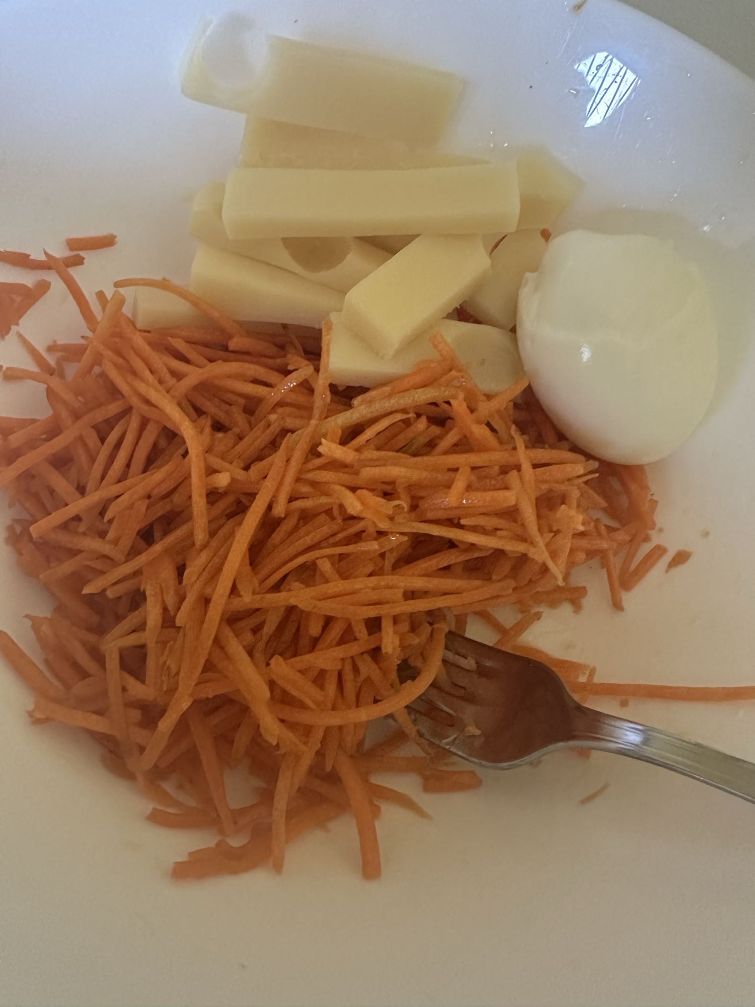 Yumurta, havuç ve peynir tabağı