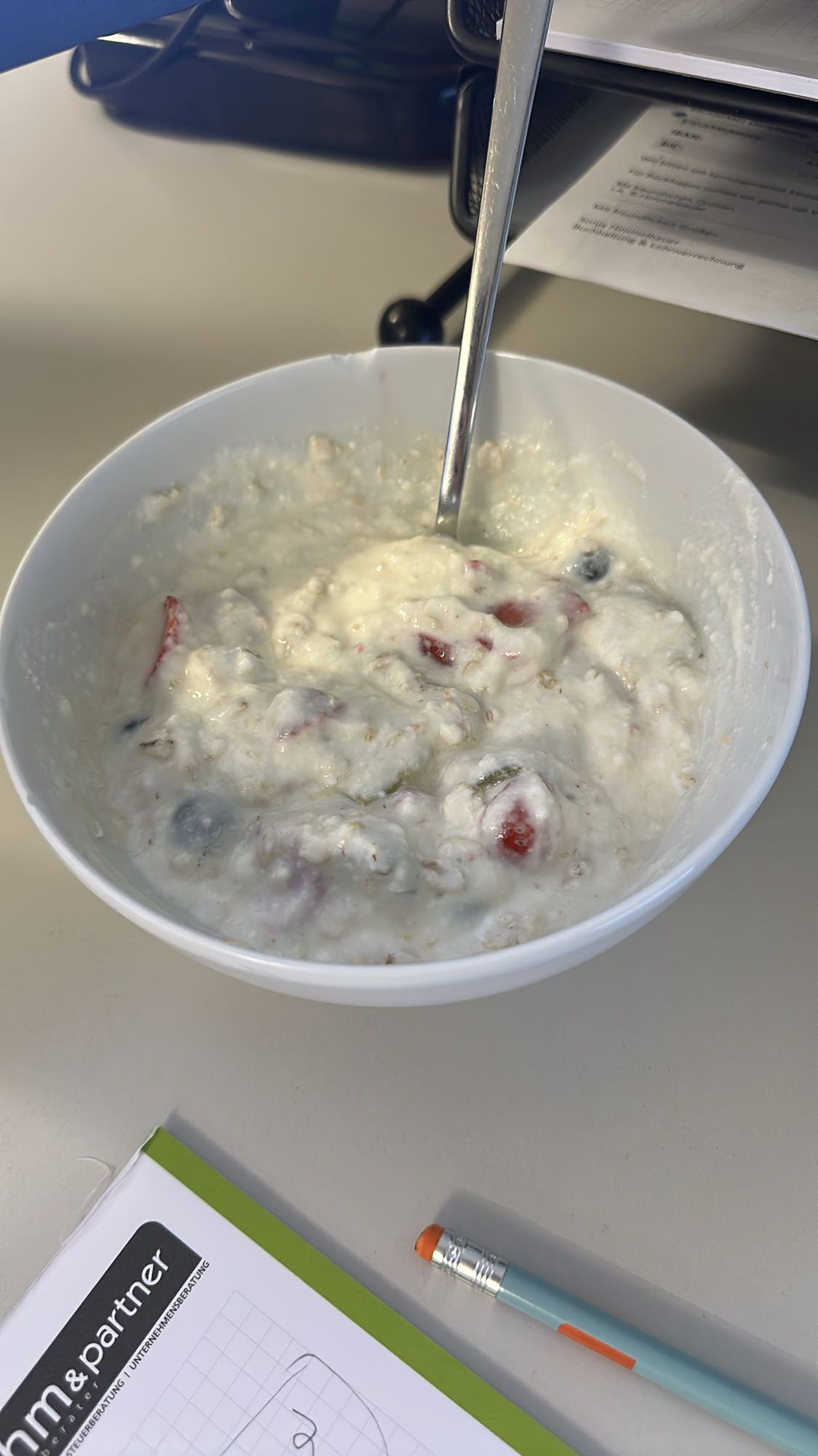 Müsli mit Joghurt und Beeren