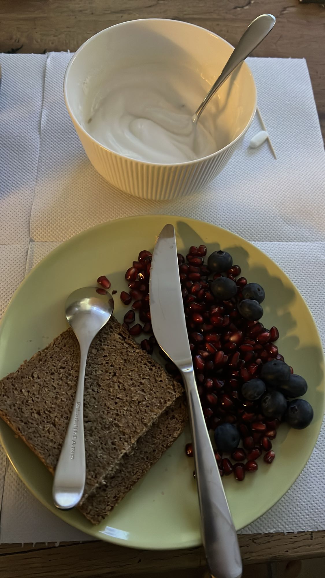 Γιαούρτι με φρούτα και ψωμί