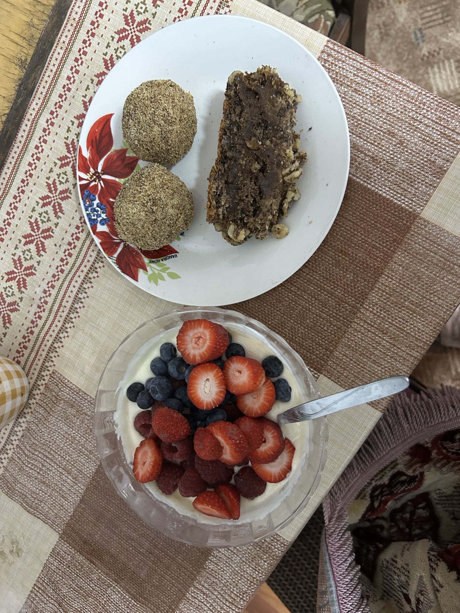 Mic dejun proteic cu iaurt grecesc și desert low carb