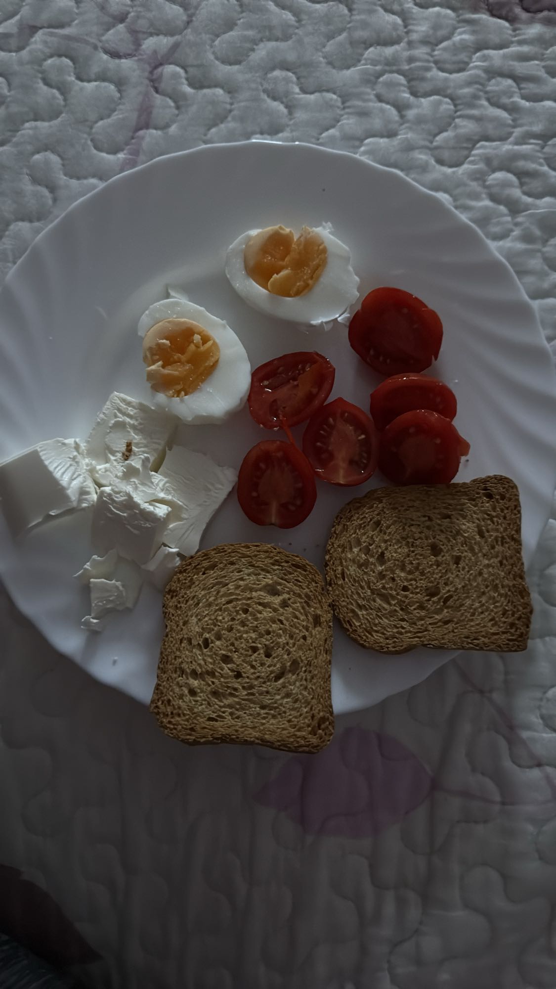Mic dejun cu ou, brânză și roșii