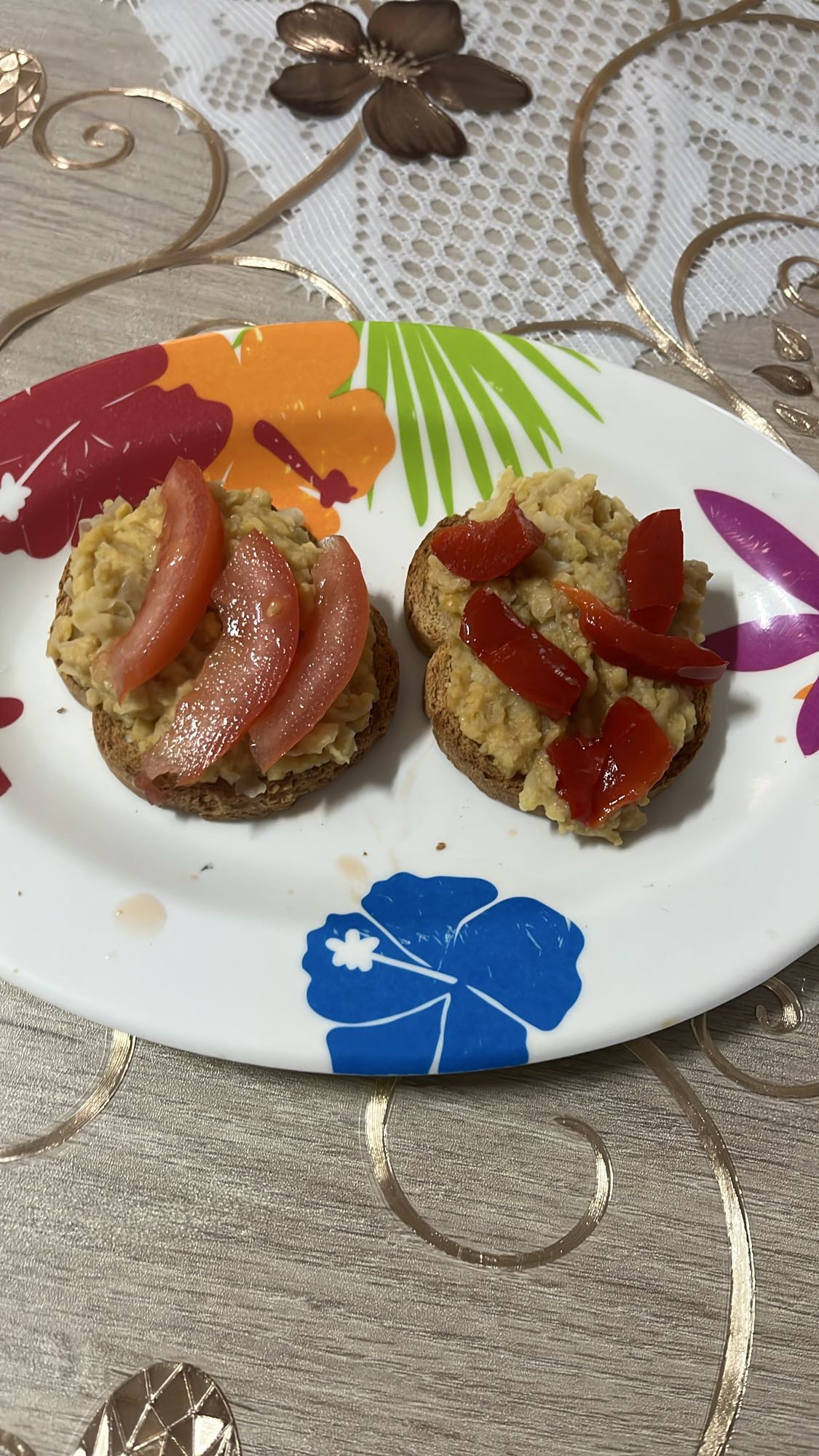 Hummus bruschetta