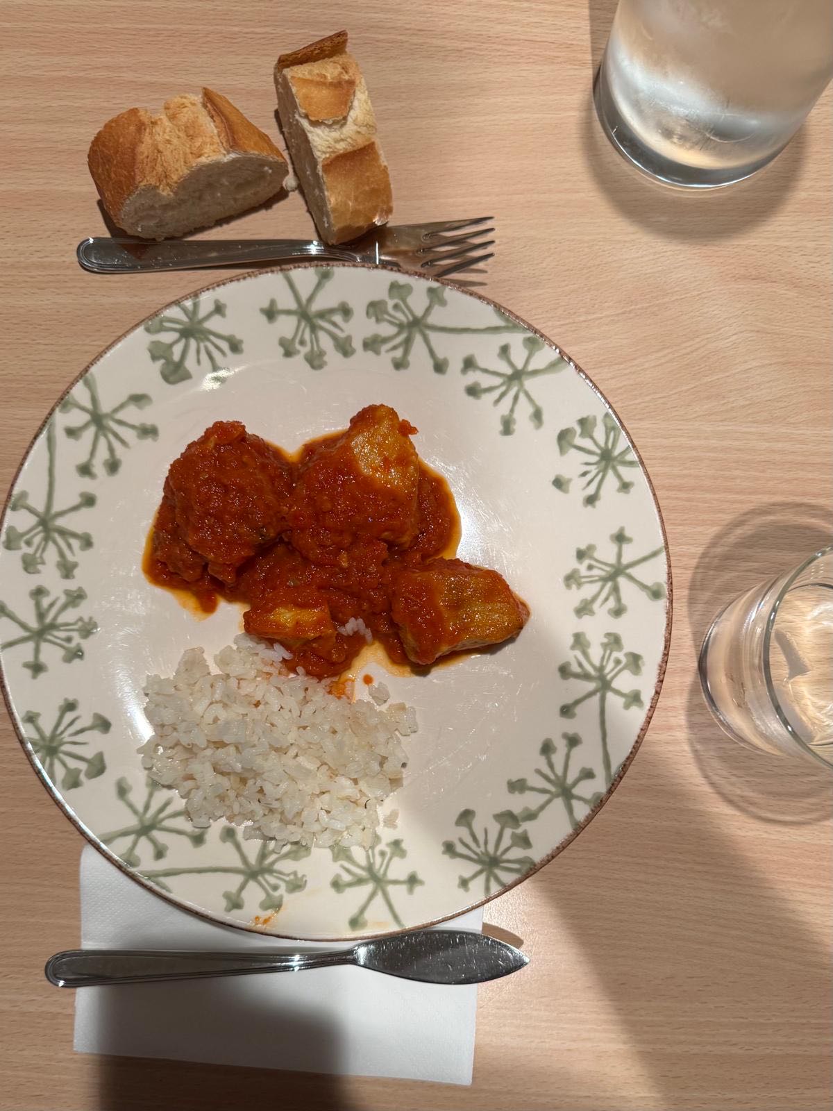 Pollo con arroz y pan