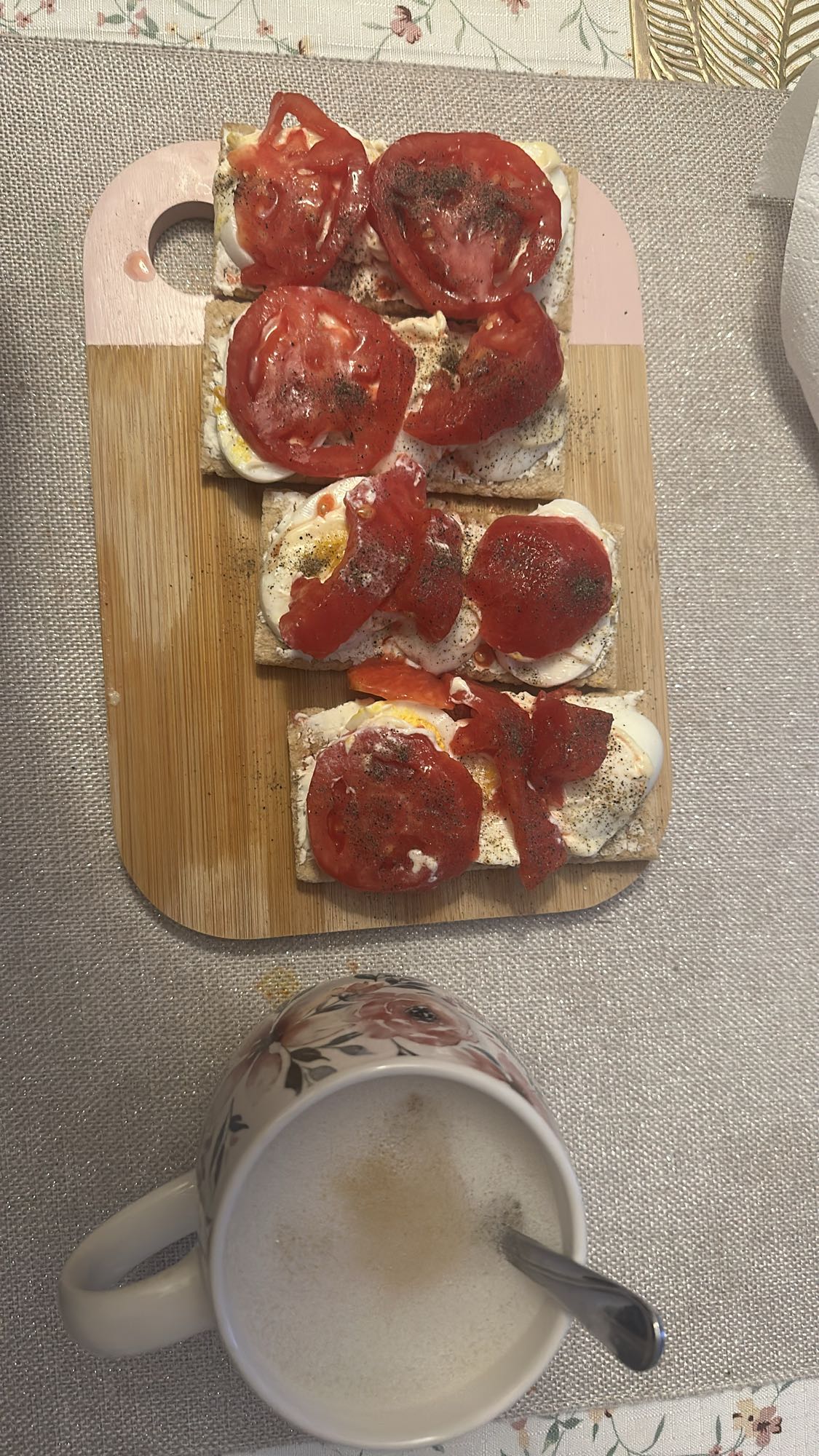 Kanapki z jajkiem i kawą