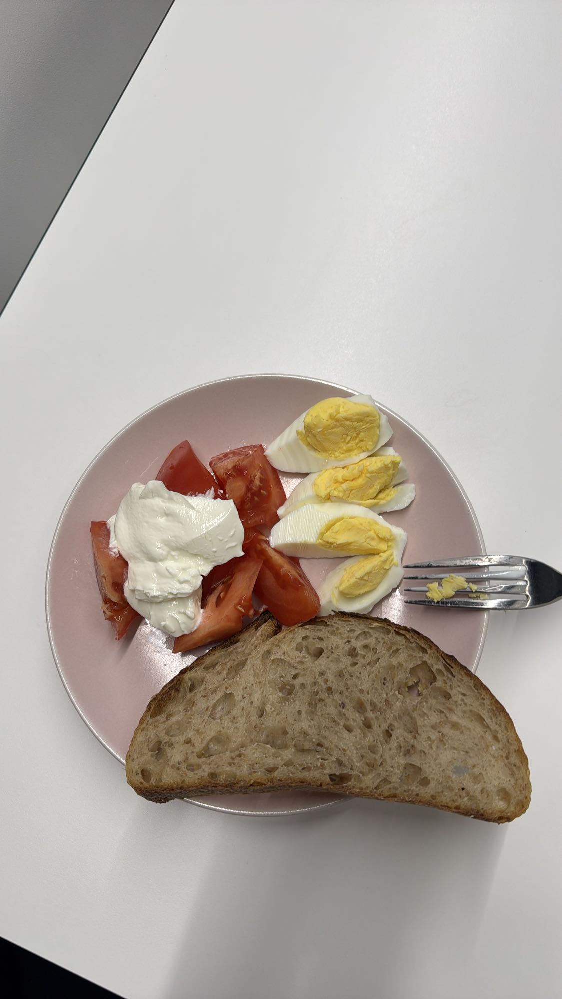 Jajko, chleb, pomidor, twaróg