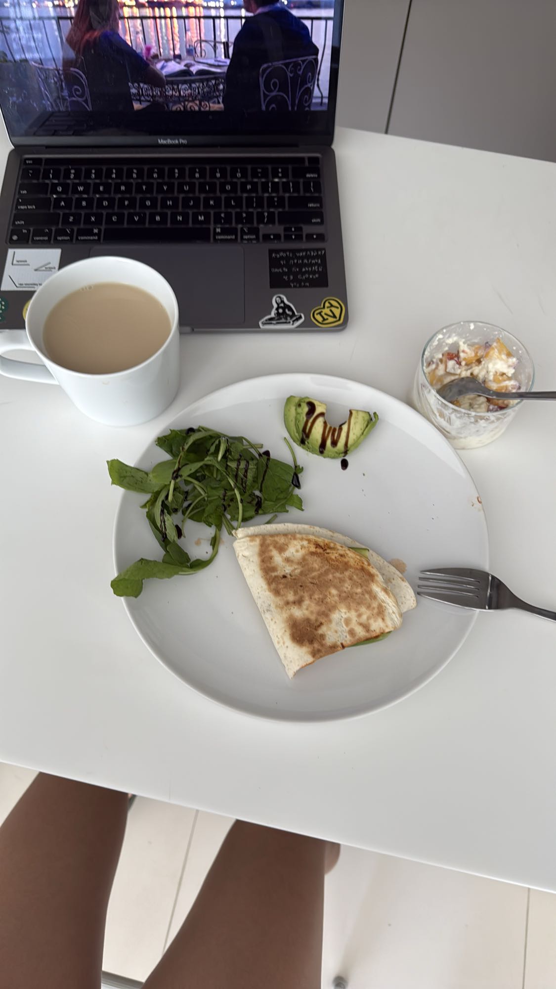 Завтрак с кесадильей и салатом