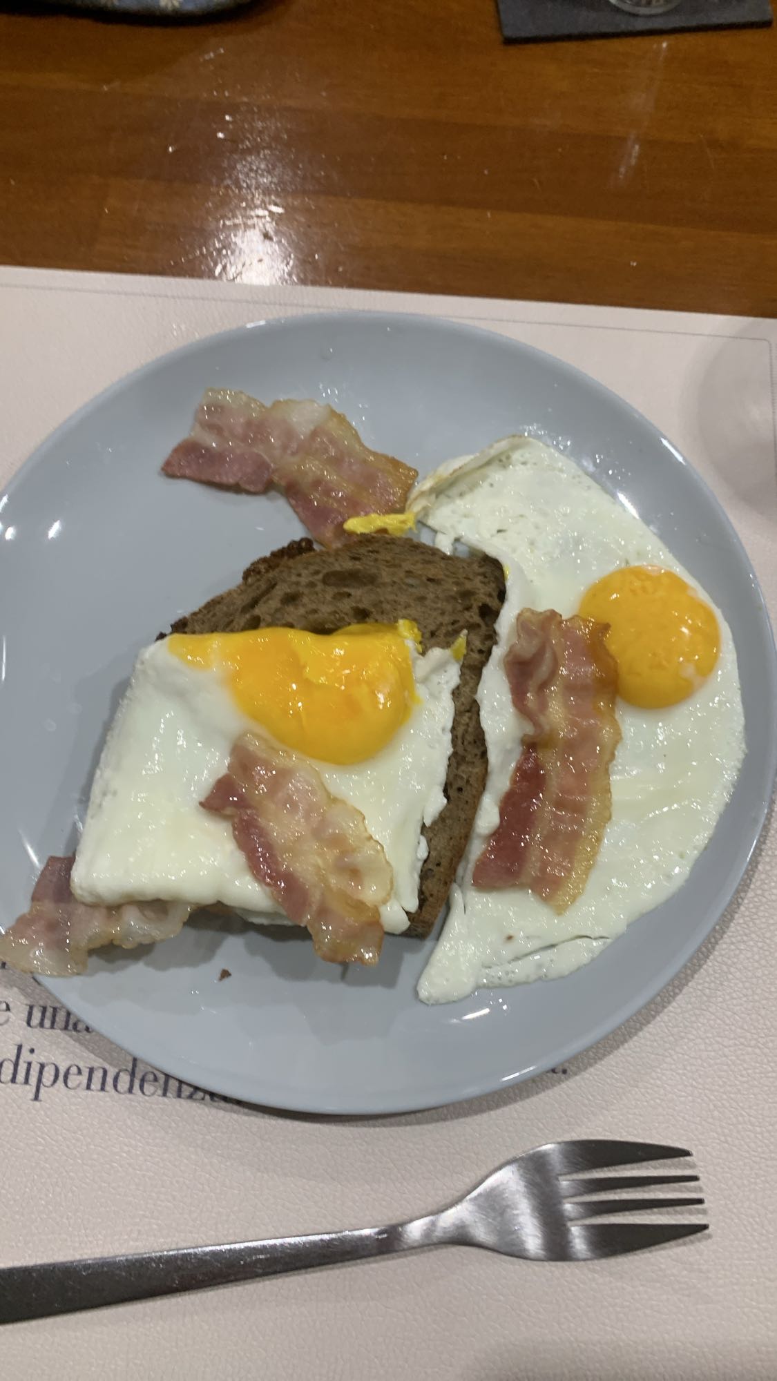 Huevos con tocino y pan
