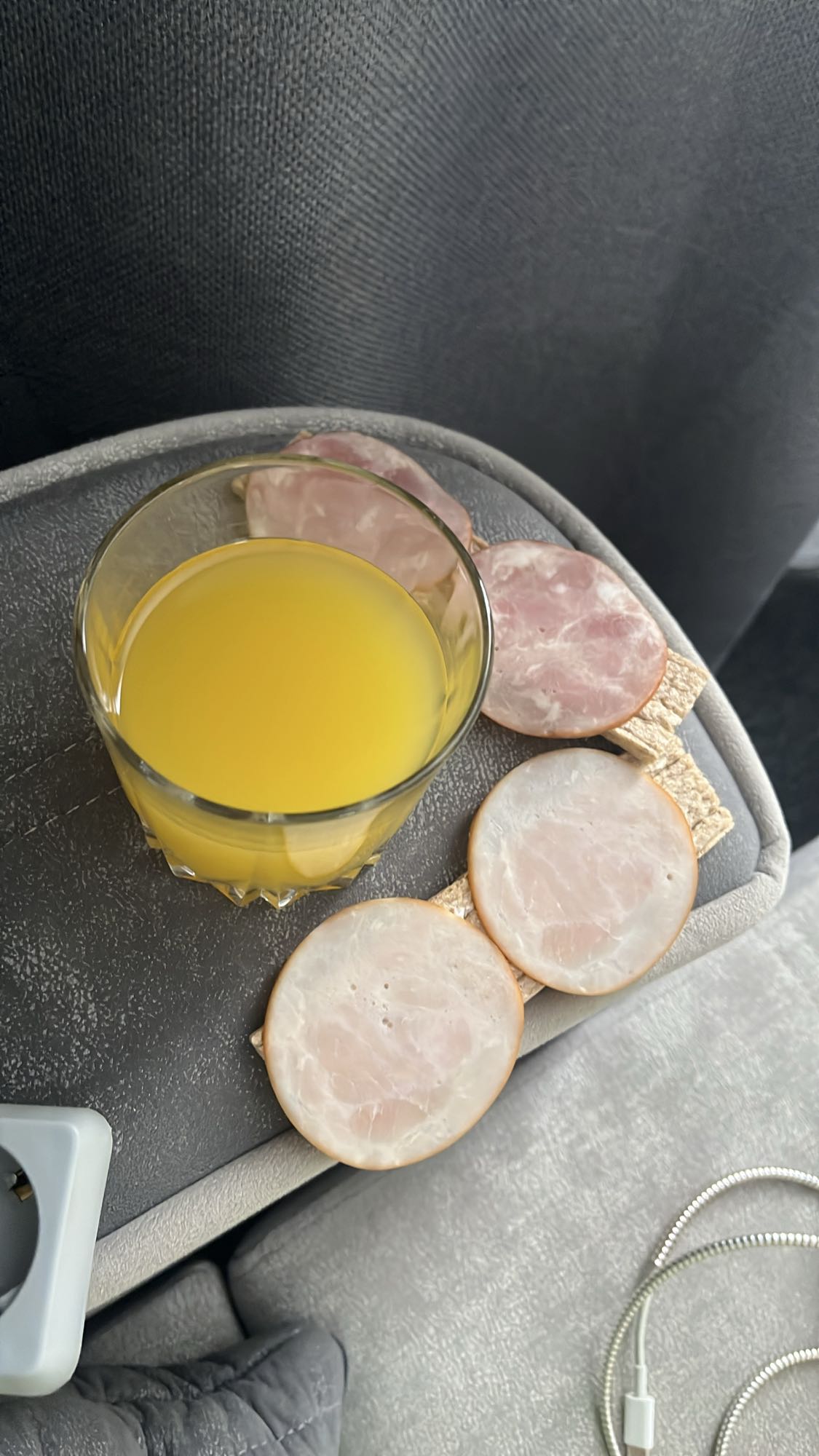 сок и закуска с ветчиной