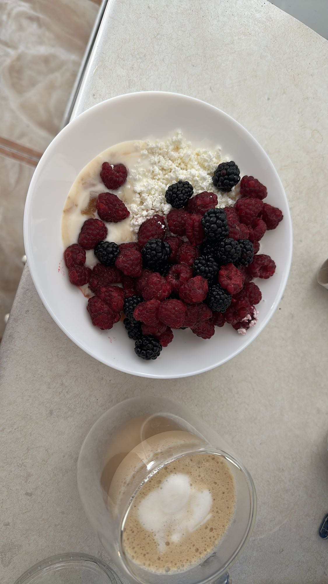 Berry cottage cheese bowl