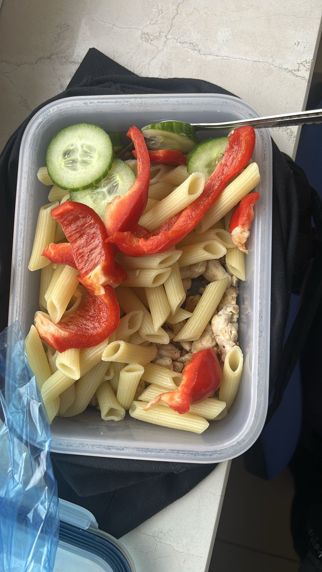 Makaron z kurczakiem i warzywami