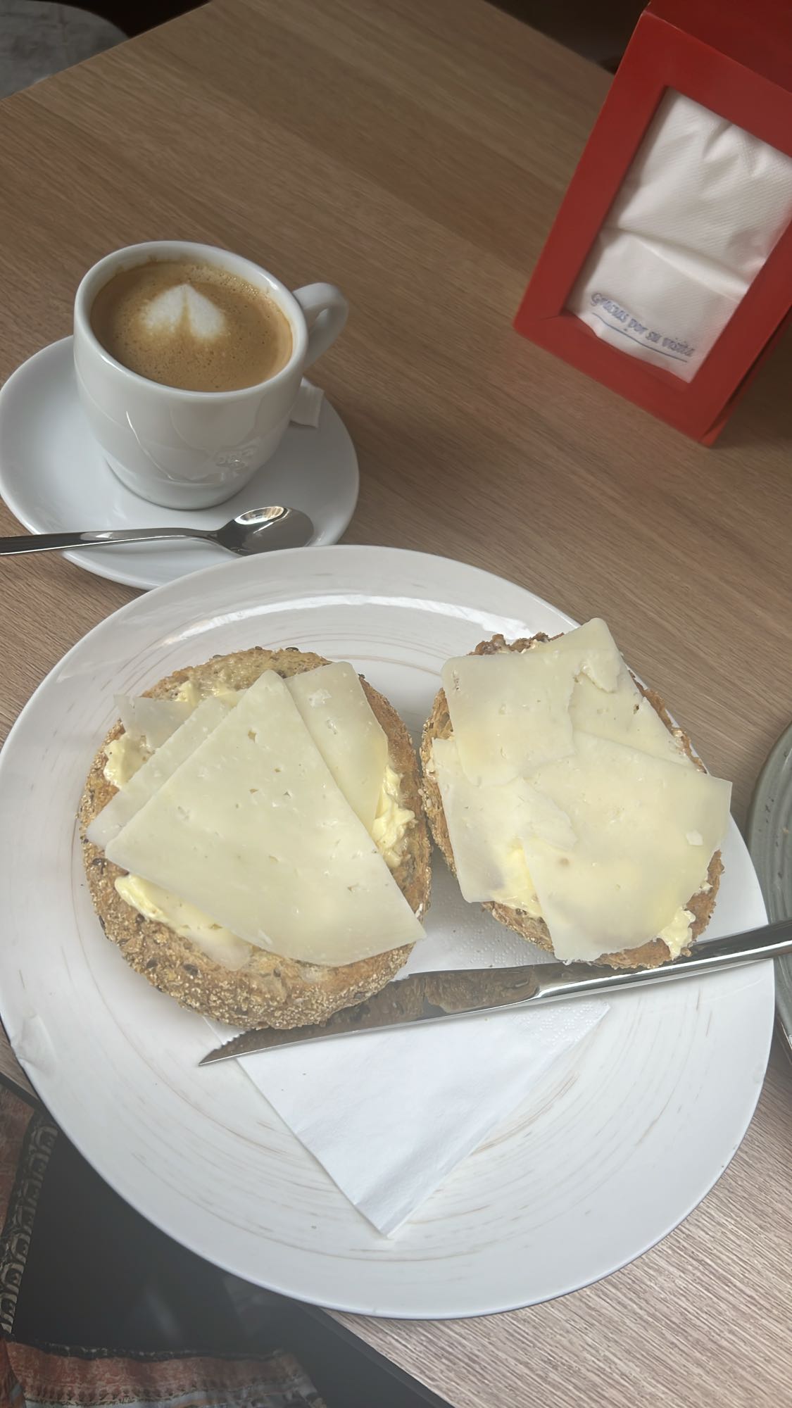 Pan con queso y café