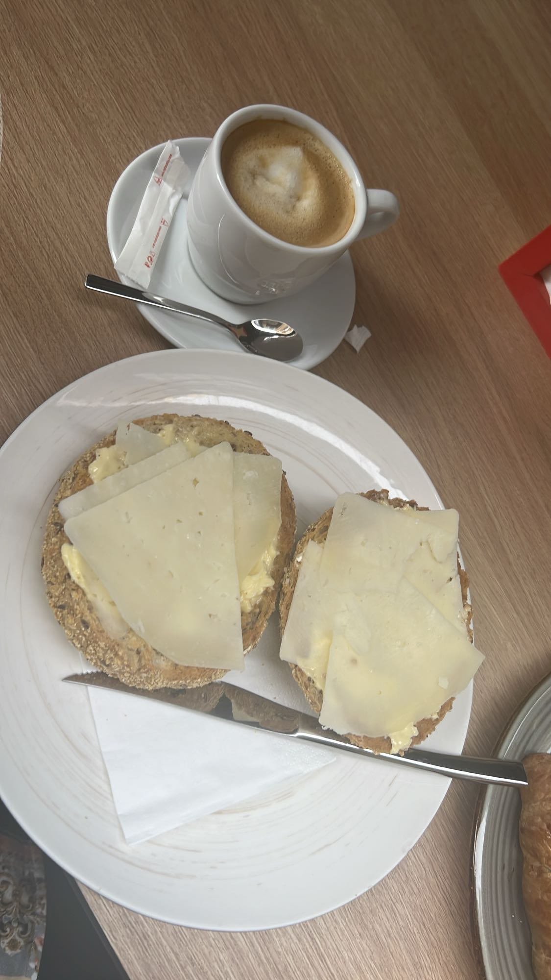 Pan integral con queso y café