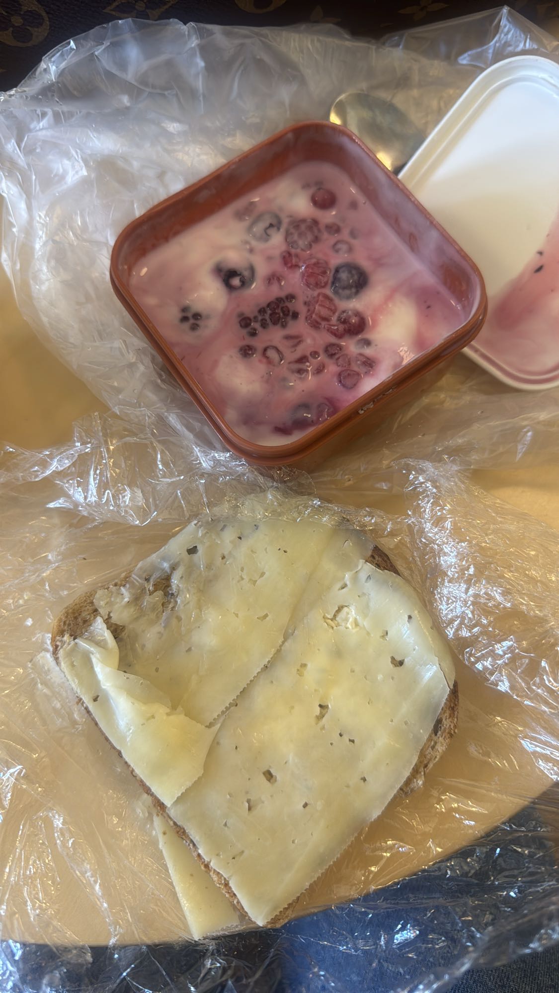 Yoghurt med bär & ostsmörgås